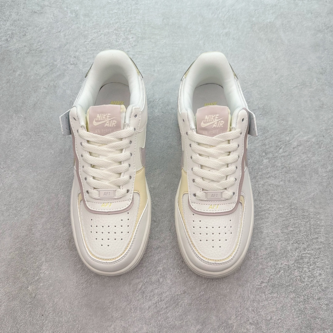 图片[2]-NK WMNS Air Force 1 Shadow 全新少女系解构主义设计 空军一号马卡龙板鞋 鞋款以“双重swoosh标志叠加”为特色，在细节上呈现多层次的设计。以大胆的设计手法，重新演绎这些非凡而鲜明的经典元素，将它们以前卫又优雅的方式突显出来。在各种标志性特征之外又呈现新鲜设计。每一款新作都以女性受众为设计考量，承袭The 1s Reimagined女子鞋款之强势力量，同时坚定一个信念：真正的经典，是在不断的超越与重塑中延续的。尺码：35.5 36 36.5 37.5 38 38.5 39 40-选品中心