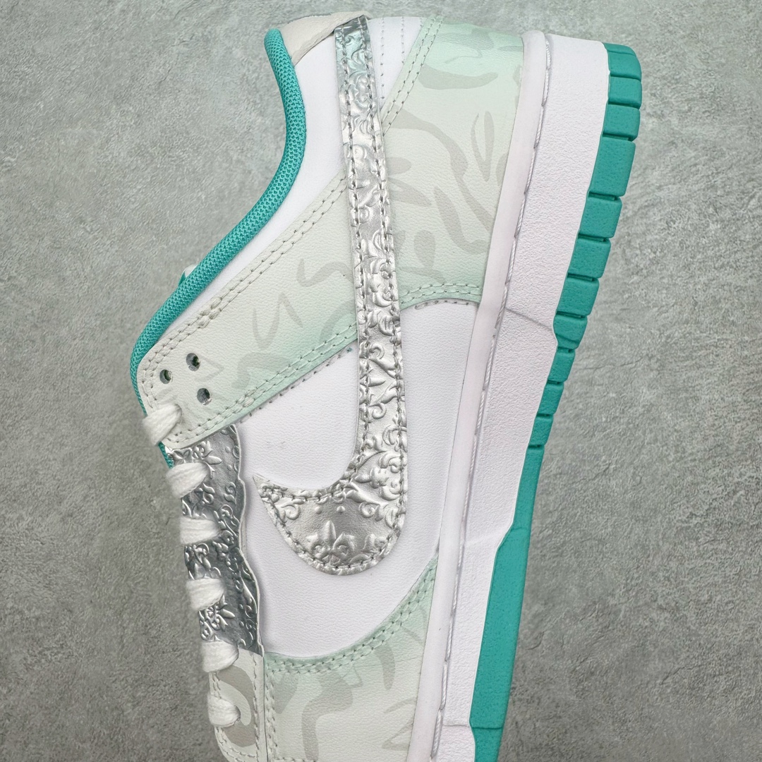 图片[7]-＃YC纯原 NK Dunk Low 薄荷心语 白绿 DV0833-102 定制系列天花板 无原鞋不开发 全系列得物原鞋一比一校对开发 配色持续更新中 终端对接 优势输出 全套原厂楦头原纸板数据档案倾力打造 原汁原味莞产 极致还原 圈内最强针车工艺 高端零售指定版 广东原厂配套原盒原标 鞋盒分三个尺码段 原厂冲刀 超高清洁度 全鞋零毛边皮料切割 采用原厂百宏鞋带以及原厂百宏织唛舌标 内标可供原厂几率过验 进口原装条纹中底布 四线拉帮白色点胶 原厂拉帮手法遵循公司 原厂电绣 极致还原 尺码：35.5 36 36.5 37.5 38 38.5 39 40 40.5 41 42 42.5 43 44 44.5 45 46 47.5-选品中心