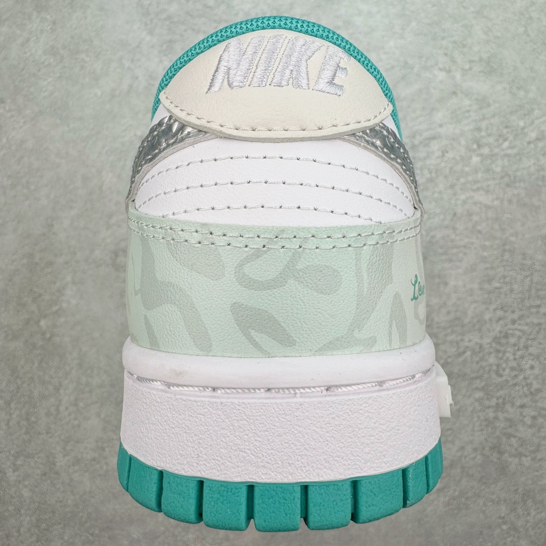 图片[8]-＃YC纯原 NK Dunk Low 薄荷心语 白绿 DV0833-102 定制系列天花板 无原鞋不开发 全系列得物原鞋一比一校对开发 配色持续更新中 终端对接 优势输出 全套原厂楦头原纸板数据档案倾力打造 原汁原味莞产 极致还原 圈内最强针车工艺 高端零售指定版 广东原厂配套原盒原标 鞋盒分三个尺码段 原厂冲刀 超高清洁度 全鞋零毛边皮料切割 采用原厂百宏鞋带以及原厂百宏织唛舌标 内标可供原厂几率过验 进口原装条纹中底布 四线拉帮白色点胶 原厂拉帮手法遵循公司 原厂电绣 极致还原 尺码：35.5 36 36.5 37.5 38 38.5 39 40 40.5 41 42 42.5 43 44 44.5 45 46 47.5-选品中心