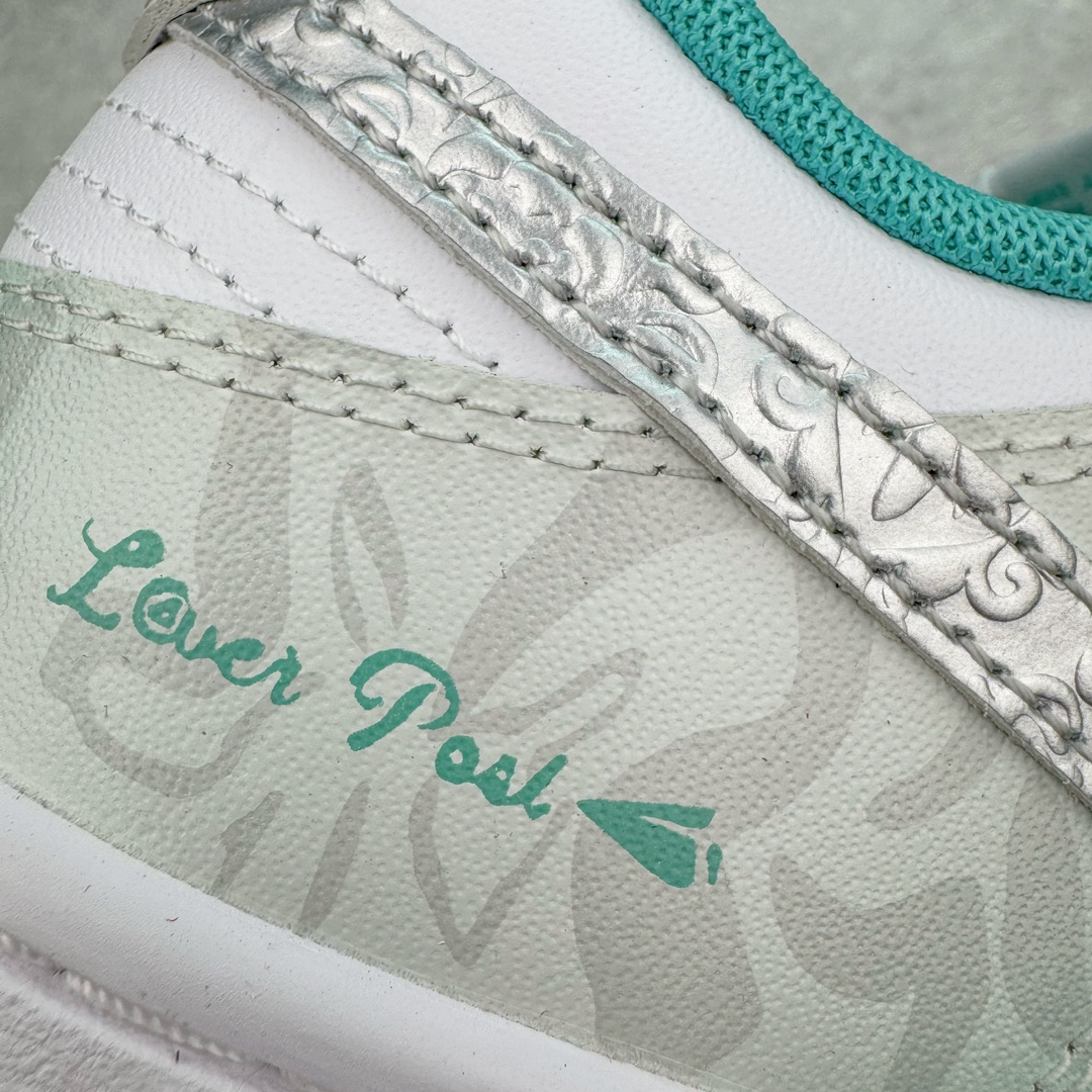 图片[17]-＃YC纯原 NK Dunk Low 薄荷心语 白绿 DV0833-102 定制系列天花板 无原鞋不开发 全系列得物原鞋一比一校对开发 配色持续更新中 终端对接 优势输出 全套原厂楦头原纸板数据档案倾力打造 原汁原味莞产 极致还原 圈内最强针车工艺 高端零售指定版 广东原厂配套原盒原标 鞋盒分三个尺码段 原厂冲刀 超高清洁度 全鞋零毛边皮料切割 采用原厂百宏鞋带以及原厂百宏织唛舌标 内标可供原厂几率过验 进口原装条纹中底布 四线拉帮白色点胶 原厂拉帮手法遵循公司 原厂电绣 极致还原 尺码：35.5 36 36.5 37.5 38 38.5 39 40 40.5 41 42 42.5 43 44 44.5 45 46 47.5-选品中心