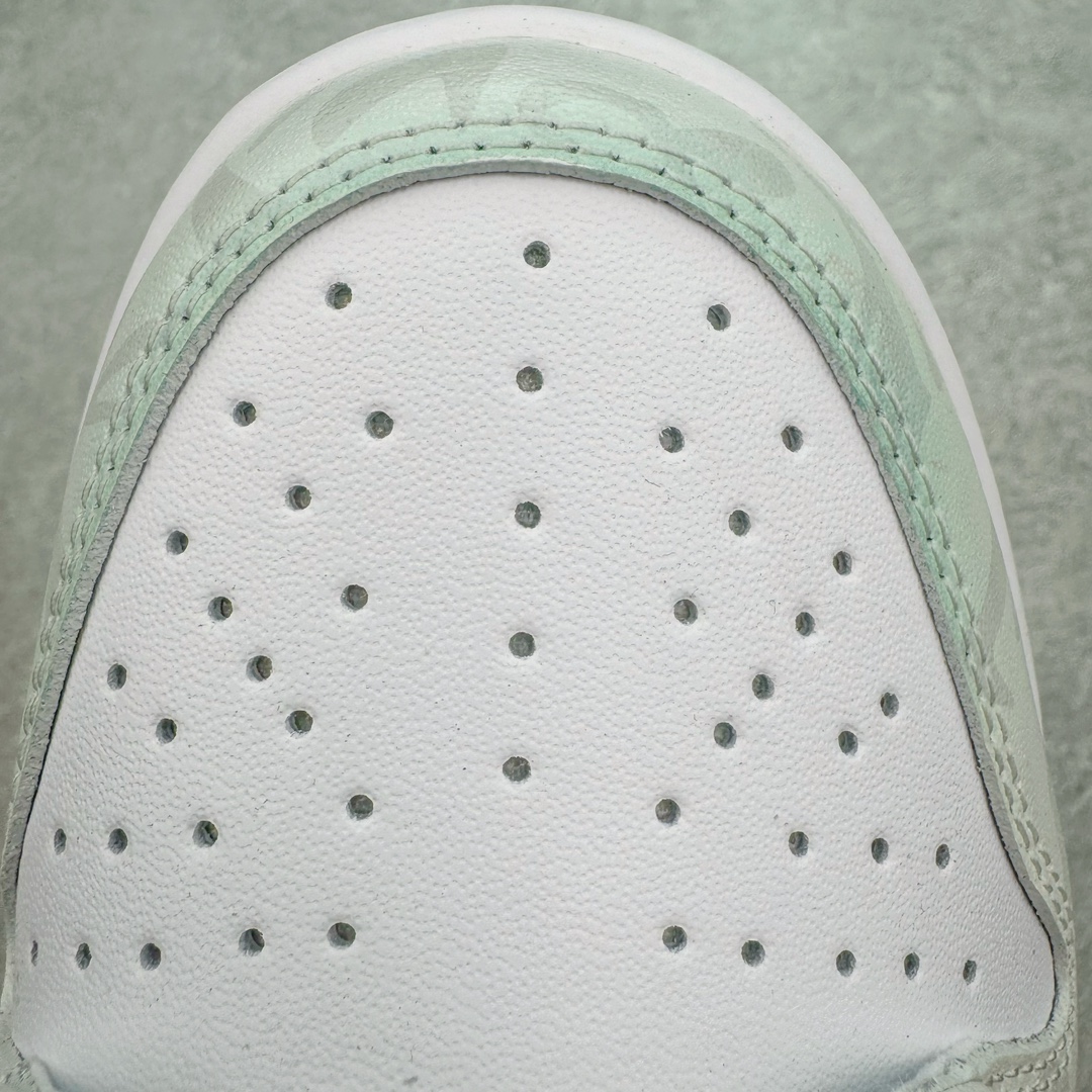 图片[15]-＃YC纯原 NK Dunk Low 薄荷心语 白绿 DV0833-102 定制系列天花板 无原鞋不开发 全系列得物原鞋一比一校对开发 配色持续更新中 终端对接 优势输出 全套原厂楦头原纸板数据档案倾力打造 原汁原味莞产 极致还原 圈内最强针车工艺 高端零售指定版 广东原厂配套原盒原标 鞋盒分三个尺码段 原厂冲刀 超高清洁度 全鞋零毛边皮料切割 采用原厂百宏鞋带以及原厂百宏织唛舌标 内标可供原厂几率过验 进口原装条纹中底布 四线拉帮白色点胶 原厂拉帮手法遵循公司 原厂电绣 极致还原 尺码：35.5 36 36.5 37.5 38 38.5 39 40 40.5 41 42 42.5 43 44 44.5 45 46 47.5-选品中心