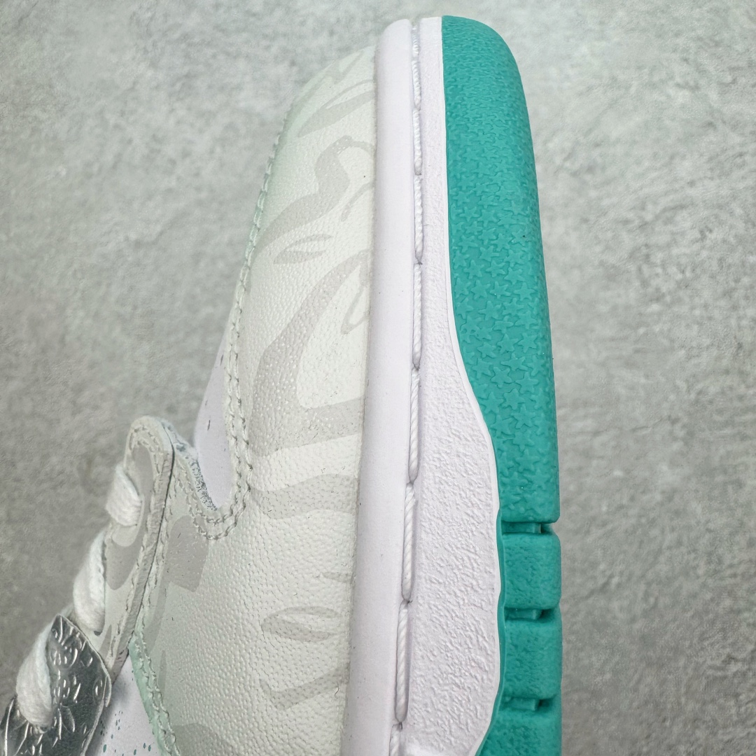 图片[19]-＃YC纯原 NK Dunk Low 薄荷心语 白绿 DV0833-102 定制系列天花板 无原鞋不开发 全系列得物原鞋一比一校对开发 配色持续更新中 终端对接 优势输出 全套原厂楦头原纸板数据档案倾力打造 原汁原味莞产 极致还原 圈内最强针车工艺 高端零售指定版 广东原厂配套原盒原标 鞋盒分三个尺码段 原厂冲刀 超高清洁度 全鞋零毛边皮料切割 采用原厂百宏鞋带以及原厂百宏织唛舌标 内标可供原厂几率过验 进口原装条纹中底布 四线拉帮白色点胶 原厂拉帮手法遵循公司 原厂电绣 极致还原 尺码：35.5 36 36.5 37.5 38 38.5 39 40 40.5 41 42 42.5 43 44 44.5 45 46 47.5-选品中心