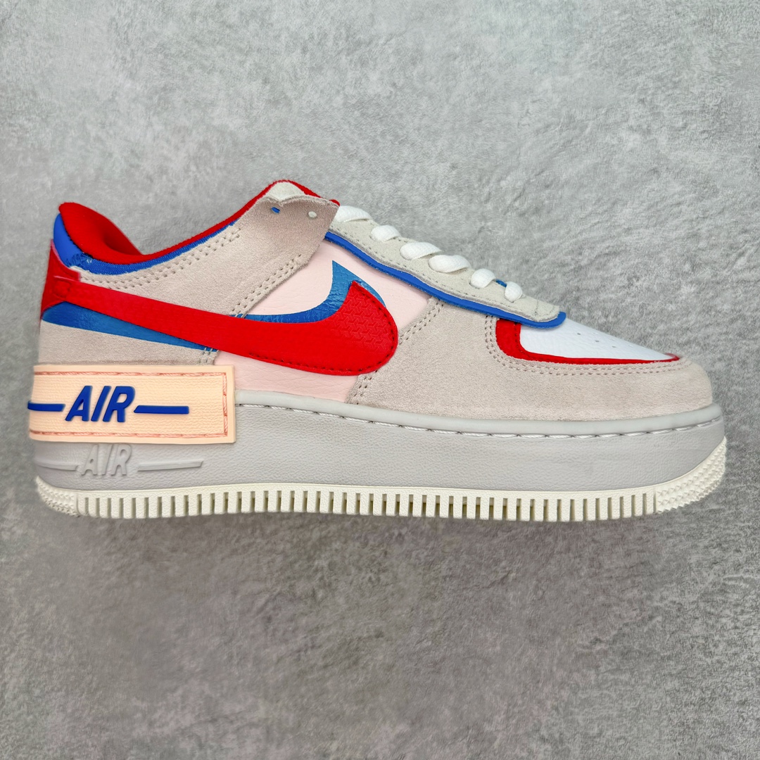 NK WMNS Air Force 1 Shadow 全新少女系解构主义设计 空军一号马卡龙板鞋 鞋款以“双重swoosh标志叠加”为特色，在细节上呈现多层次的设计。以大胆的设计手法，重新演绎这些非凡而鲜明的经典元素，将它们以前卫又优雅的方式突显出来。在各种标志性特征之外又呈现新鲜设计。每一款新作都以女性受众为设计考量，承袭The 1s Reimagined女子鞋款之强势力量，同时坚定一个信念：真正的经典，是在不断的超越与重塑中延续的。尺码：35.5 36 36.5 37.5 38 38.5 39 40-选品中心