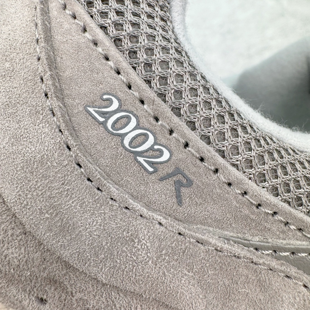 图片[14]-＃G版纯原 New Balance ML2002RC 新百伦潮流复古织物皮革减震防滑耐磨轻便低帮跑步鞋 元祖灰 基于市场现有版本全新升级调整 NB市场最强产物 全套原楦原纸板原厂数据开发 全鞋电脑针车加持 原厂网布 原装进口头层翻毛皮料正确绒感卡色 正确中底拉帮中底网布细节 一比一手工擦旧效果 冲裁组合 匠心打造 耗时两个月开发完成 工艺极其复杂难度可想而知 新开独立私模大底 全网唯一正确做旧组合大底 高端零售专供产物 尺码：36 37 37.5 38 38.5 39.5 40 40.5 41.5 42 42.5 43 44 44.5 45 45.5 46.5 47-选品中心