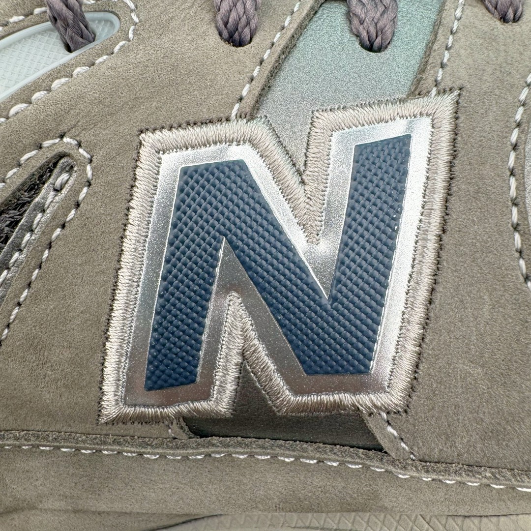 图片[18]-＃G版纯原 New Balance ML2002RA 新百伦潮流复古织物皮革减震防滑耐磨轻便低帮跑步鞋 中灰 基于市场现有版本全新升级调整 NB市场最强产物 全套原楦原纸板原厂数据开发 全鞋电脑针车加持 原厂网布 原装进口头层翻毛皮料正确绒感卡色 正确中底拉帮中底网布细节 一比一手工擦旧效果 冲裁组合 匠心打造 耗时两个月开发完成 工艺极其复杂难度可想而知 新开独立私模大底 全网唯一正确做旧组合大底 高端零售专供产物 尺码：36 37 37.5 38 38.5 39.5 40 40.5 41.5 42 42.5 43 44 44.5 45 45.5 46.5 47-选品中心