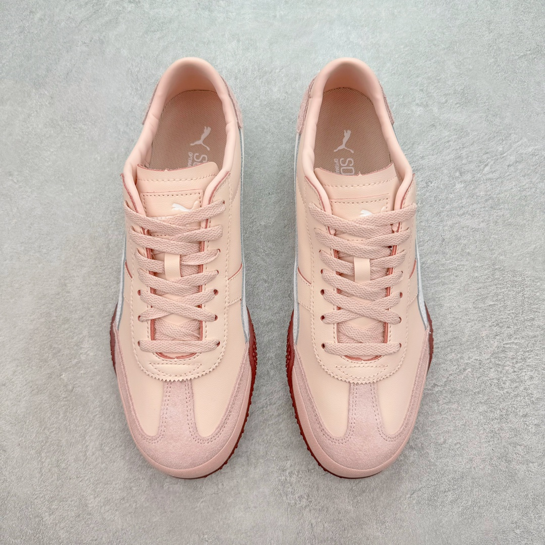 图片[2]-＃GX PUMA Bella UT Low 彪马贝拉UT系列低帮薄底德训复古风经典百搭休闲慢跑鞋 继将 Speedcat OG 带回后，近日 Puma 再以品牌档案室的经典鞋型 Bella OG 为蓝本，推出契合时下薄底球鞋趋势的 Bella UT 鞋款。自 21 世纪初问世以来，Bella OG 鞋型以其独特的薄底设计和上翻外底设计收获了众多年轻拥趸，更是 PUMA DNA 中不可磨灭的经典。此番重新推出的 Bella UT 鞋款，整体鞋面采用上乘皮革材质，并延续 Formstrip 设计语言；鞋头处采用精致的包头设计，搭配麂皮材质提升质感；鞋底部分保留 Bella 鞋款标志性的薄底和点状橡胶外底，上翘的设计包裹鞋面；鞋舌与鞋跟分别点缀美洲狮 Logo 与品牌字母 Logo。值得一提的是，本次 Bella UT 鞋款搭载 SOFTFOAM+ 鞋垫，兼顾美学设计与穿着舒适度。而配色上则提供白、黄、蓝、银、粉五款颜色。尺码：35.5 36 37 37.5 38 39 39.5 40 40.5 41 42 42.5 43 44 44.5 45-选品中心