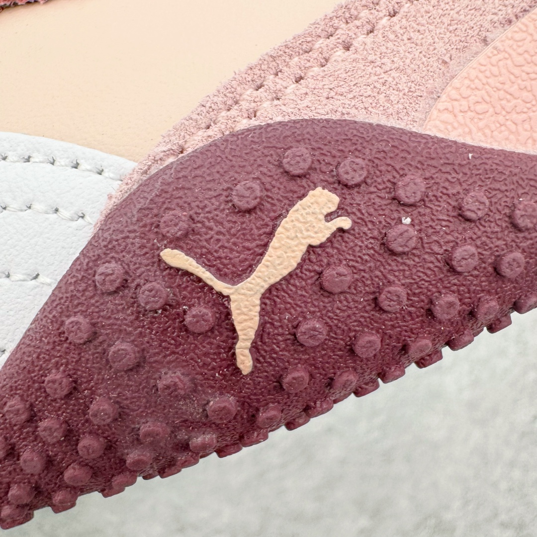 图片[18]-＃GX PUMA Bella UT Low 彪马贝拉UT系列低帮薄底德训复古风经典百搭休闲慢跑鞋 继将 Speedcat OG 带回后，近日 Puma 再以品牌档案室的经典鞋型 Bella OG 为蓝本，推出契合时下薄底球鞋趋势的 Bella UT 鞋款。自 21 世纪初问世以来，Bella OG 鞋型以其独特的薄底设计和上翻外底设计收获了众多年轻拥趸，更是 PUMA DNA 中不可磨灭的经典。此番重新推出的 Bella UT 鞋款，整体鞋面采用上乘皮革材质，并延续 Formstrip 设计语言；鞋头处采用精致的包头设计，搭配麂皮材质提升质感；鞋底部分保留 Bella 鞋款标志性的薄底和点状橡胶外底，上翘的设计包裹鞋面；鞋舌与鞋跟分别点缀美洲狮 Logo 与品牌字母 Logo。值得一提的是，本次 Bella UT 鞋款搭载 SOFTFOAM+ 鞋垫，兼顾美学设计与穿着舒适度。而配色上则提供白、黄、蓝、银、粉五款颜色。尺码：35.5 36 37 37.5 38 39 39.5 40 40.5 41 42 42.5 43 44 44.5 45-选品中心