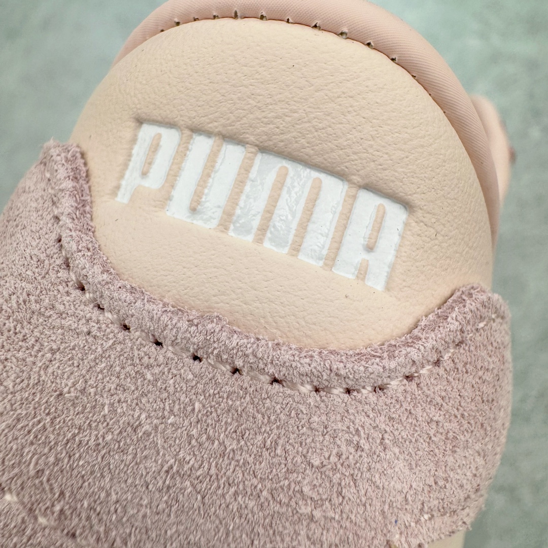 图片[15]-＃GX PUMA Bella UT Low 彪马贝拉UT系列低帮薄底德训复古风经典百搭休闲慢跑鞋 继将 Speedcat OG 带回后，近日 Puma 再以品牌档案室的经典鞋型 Bella OG 为蓝本，推出契合时下薄底球鞋趋势的 Bella UT 鞋款。自 21 世纪初问世以来，Bella OG 鞋型以其独特的薄底设计和上翻外底设计收获了众多年轻拥趸，更是 PUMA DNA 中不可磨灭的经典。此番重新推出的 Bella UT 鞋款，整体鞋面采用上乘皮革材质，并延续 Formstrip 设计语言；鞋头处采用精致的包头设计，搭配麂皮材质提升质感；鞋底部分保留 Bella 鞋款标志性的薄底和点状橡胶外底，上翘的设计包裹鞋面；鞋舌与鞋跟分别点缀美洲狮 Logo 与品牌字母 Logo。值得一提的是，本次 Bella UT 鞋款搭载 SOFTFOAM+ 鞋垫，兼顾美学设计与穿着舒适度。而配色上则提供白、黄、蓝、银、粉五款颜色。尺码：35.5 36 37 37.5 38 39 39.5 40 40.5 41 42 42.5 43 44 44.5 45-选品中心