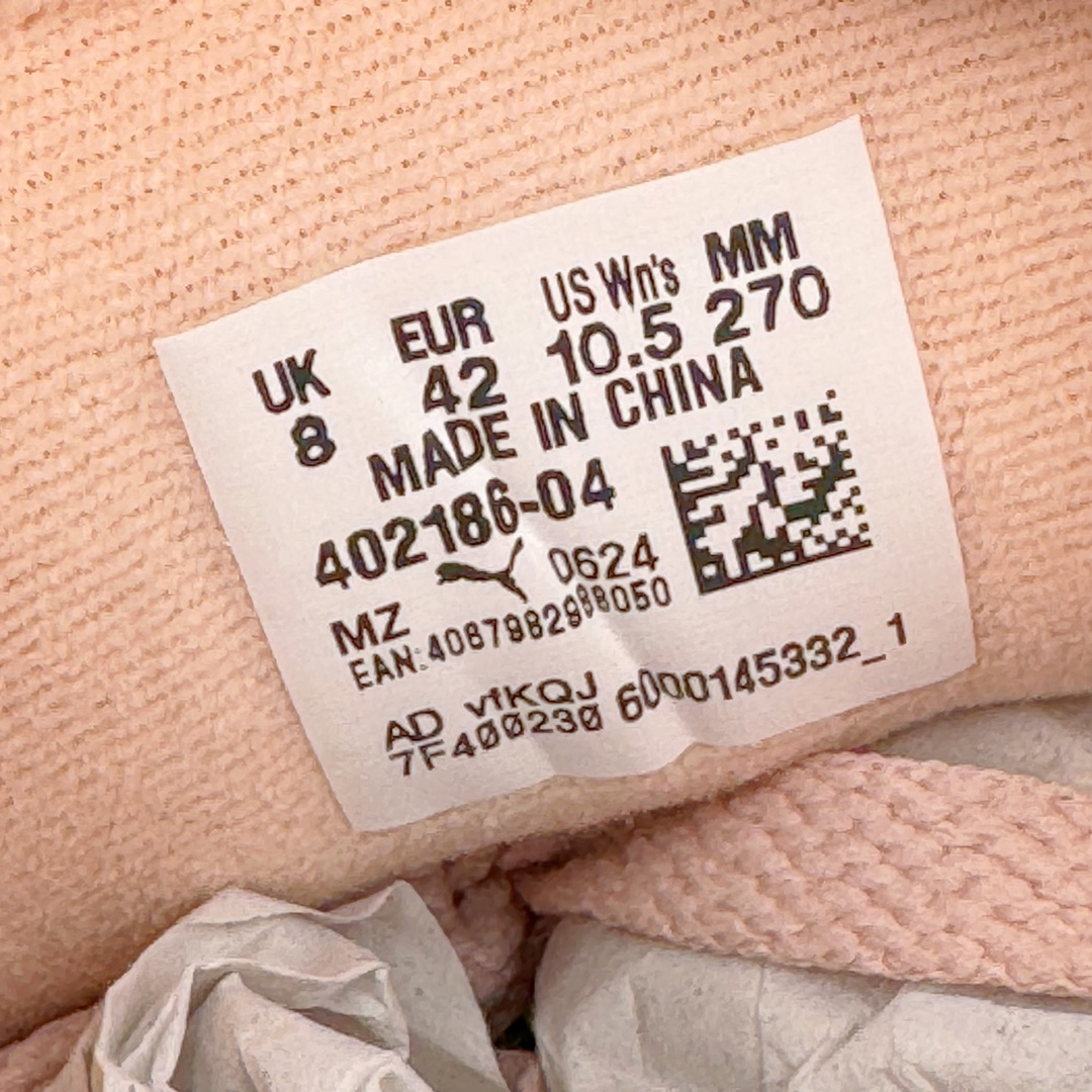 图片[10]-＃GX PUMA Bella UT Low 彪马贝拉UT系列低帮薄底德训复古风经典百搭休闲慢跑鞋 继将 Speedcat OG 带回后，近日 Puma 再以品牌档案室的经典鞋型 Bella OG 为蓝本，推出契合时下薄底球鞋趋势的 Bella UT 鞋款。自 21 世纪初问世以来，Bella OG 鞋型以其独特的薄底设计和上翻外底设计收获了众多年轻拥趸，更是 PUMA DNA 中不可磨灭的经典。此番重新推出的 Bella UT 鞋款，整体鞋面采用上乘皮革材质，并延续 Formstrip 设计语言；鞋头处采用精致的包头设计，搭配麂皮材质提升质感；鞋底部分保留 Bella 鞋款标志性的薄底和点状橡胶外底，上翘的设计包裹鞋面；鞋舌与鞋跟分别点缀美洲狮 Logo 与品牌字母 Logo。值得一提的是，本次 Bella UT 鞋款搭载 SOFTFOAM+ 鞋垫，兼顾美学设计与穿着舒适度。而配色上则提供白、黄、蓝、银、粉五款颜色。尺码：35.5 36 37 37.5 38 39 39.5 40 40.5 41 42 42.5 43 44 44.5 45-选品中心