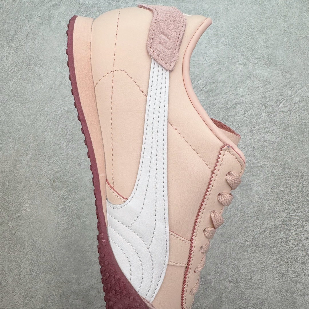 图片[6]-＃GX PUMA Bella UT Low 彪马贝拉UT系列低帮薄底德训复古风经典百搭休闲慢跑鞋 继将 Speedcat OG 带回后，近日 Puma 再以品牌档案室的经典鞋型 Bella OG 为蓝本，推出契合时下薄底球鞋趋势的 Bella UT 鞋款。自 21 世纪初问世以来，Bella OG 鞋型以其独特的薄底设计和上翻外底设计收获了众多年轻拥趸，更是 PUMA DNA 中不可磨灭的经典。此番重新推出的 Bella UT 鞋款，整体鞋面采用上乘皮革材质，并延续 Formstrip 设计语言；鞋头处采用精致的包头设计，搭配麂皮材质提升质感；鞋底部分保留 Bella 鞋款标志性的薄底和点状橡胶外底，上翘的设计包裹鞋面；鞋舌与鞋跟分别点缀美洲狮 Logo 与品牌字母 Logo。值得一提的是，本次 Bella UT 鞋款搭载 SOFTFOAM+ 鞋垫，兼顾美学设计与穿着舒适度。而配色上则提供白、黄、蓝、银、粉五款颜色。尺码：35.5 36 37 37.5 38 39 39.5 40 40.5 41 42 42.5 43 44 44.5 45-选品中心