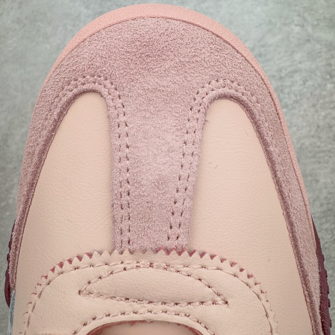 图片[14]-＃GX PUMA Bella UT Low 彪马贝拉UT系列低帮薄底德训复古风经典百搭休闲慢跑鞋 继将 Speedcat OG 带回后，近日 Puma 再以品牌档案室的经典鞋型 Bella OG 为蓝本，推出契合时下薄底球鞋趋势的 Bella UT 鞋款。自 21 世纪初问世以来，Bella OG 鞋型以其独特的薄底设计和上翻外底设计收获了众多年轻拥趸，更是 PUMA DNA 中不可磨灭的经典。此番重新推出的 Bella UT 鞋款，整体鞋面采用上乘皮革材质，并延续 Formstrip 设计语言；鞋头处采用精致的包头设计，搭配麂皮材质提升质感；鞋底部分保留 Bella 鞋款标志性的薄底和点状橡胶外底，上翘的设计包裹鞋面；鞋舌与鞋跟分别点缀美洲狮 Logo 与品牌字母 Logo。值得一提的是，本次 Bella UT 鞋款搭载 SOFTFOAM+ 鞋垫，兼顾美学设计与穿着舒适度。而配色上则提供白、黄、蓝、银、粉五款颜色。尺码：35.5 36 37 37.5 38 39 39.5 40 40.5 41 42 42.5 43 44 44.5 45-选品中心