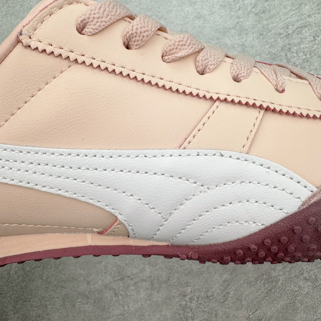 图片[17]-＃GX PUMA Bella UT Low 彪马贝拉UT系列低帮薄底德训复古风经典百搭休闲慢跑鞋 继将 Speedcat OG 带回后，近日 Puma 再以品牌档案室的经典鞋型 Bella OG 为蓝本，推出契合时下薄底球鞋趋势的 Bella UT 鞋款。自 21 世纪初问世以来，Bella OG 鞋型以其独特的薄底设计和上翻外底设计收获了众多年轻拥趸，更是 PUMA DNA 中不可磨灭的经典。此番重新推出的 Bella UT 鞋款，整体鞋面采用上乘皮革材质，并延续 Formstrip 设计语言；鞋头处采用精致的包头设计，搭配麂皮材质提升质感；鞋底部分保留 Bella 鞋款标志性的薄底和点状橡胶外底，上翘的设计包裹鞋面；鞋舌与鞋跟分别点缀美洲狮 Logo 与品牌字母 Logo。值得一提的是，本次 Bella UT 鞋款搭载 SOFTFOAM+ 鞋垫，兼顾美学设计与穿着舒适度。而配色上则提供白、黄、蓝、银、粉五款颜色。尺码：35.5 36 37 37.5 38 39 39.5 40 40.5 41 42 42.5 43 44 44.5 45-选品中心