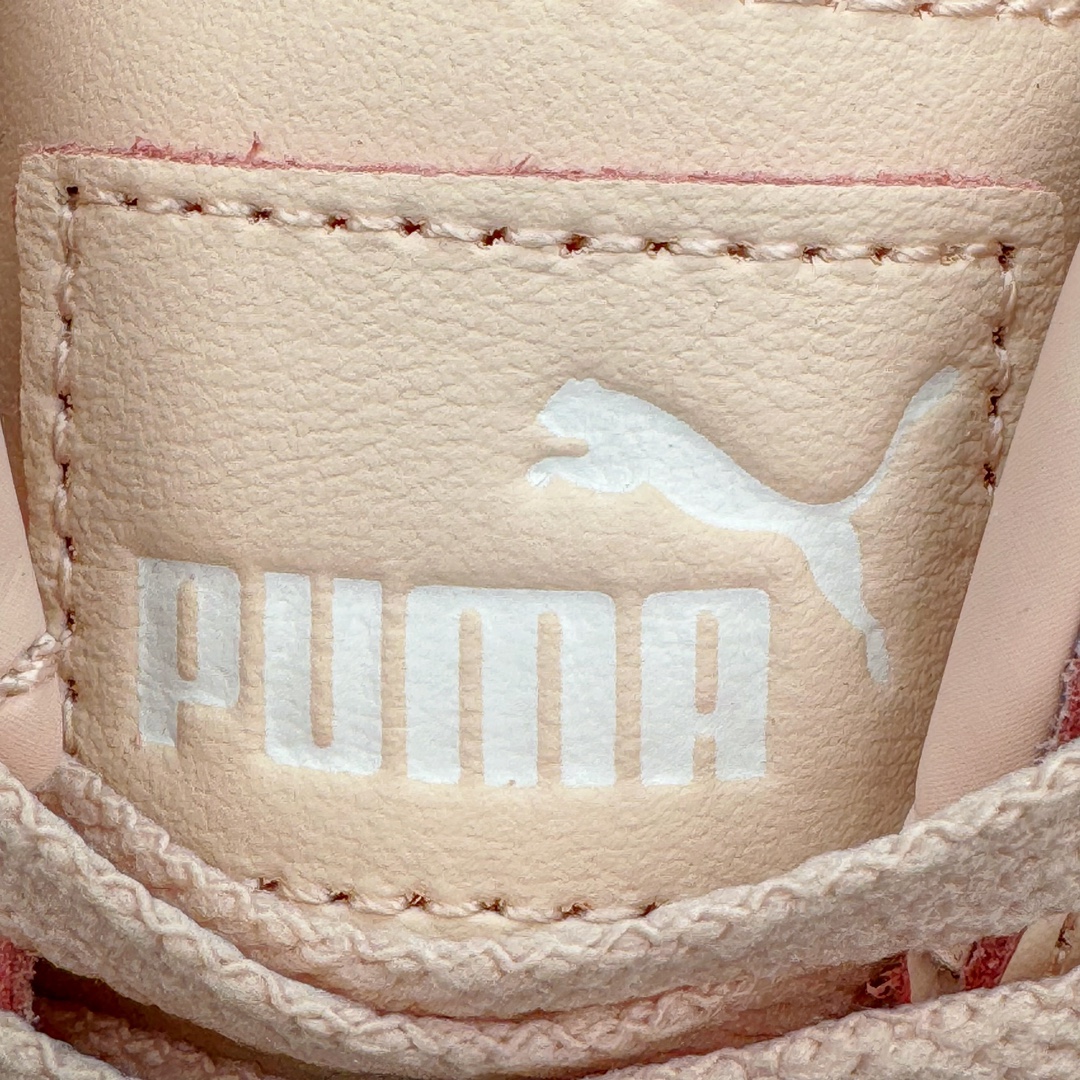 图片[13]-＃GX PUMA Bella UT Low 彪马贝拉UT系列低帮薄底德训复古风经典百搭休闲慢跑鞋 继将 Speedcat OG 带回后，近日 Puma 再以品牌档案室的经典鞋型 Bella OG 为蓝本，推出契合时下薄底球鞋趋势的 Bella UT 鞋款。自 21 世纪初问世以来，Bella OG 鞋型以其独特的薄底设计和上翻外底设计收获了众多年轻拥趸，更是 PUMA DNA 中不可磨灭的经典。此番重新推出的 Bella UT 鞋款，整体鞋面采用上乘皮革材质，并延续 Formstrip 设计语言；鞋头处采用精致的包头设计，搭配麂皮材质提升质感；鞋底部分保留 Bella 鞋款标志性的薄底和点状橡胶外底，上翘的设计包裹鞋面；鞋舌与鞋跟分别点缀美洲狮 Logo 与品牌字母 Logo。值得一提的是，本次 Bella UT 鞋款搭载 SOFTFOAM+ 鞋垫，兼顾美学设计与穿着舒适度。而配色上则提供白、黄、蓝、银、粉五款颜色。尺码：35.5 36 37 37.5 38 39 39.5 40 40.5 41 42 42.5 43 44 44.5 45-选品中心
