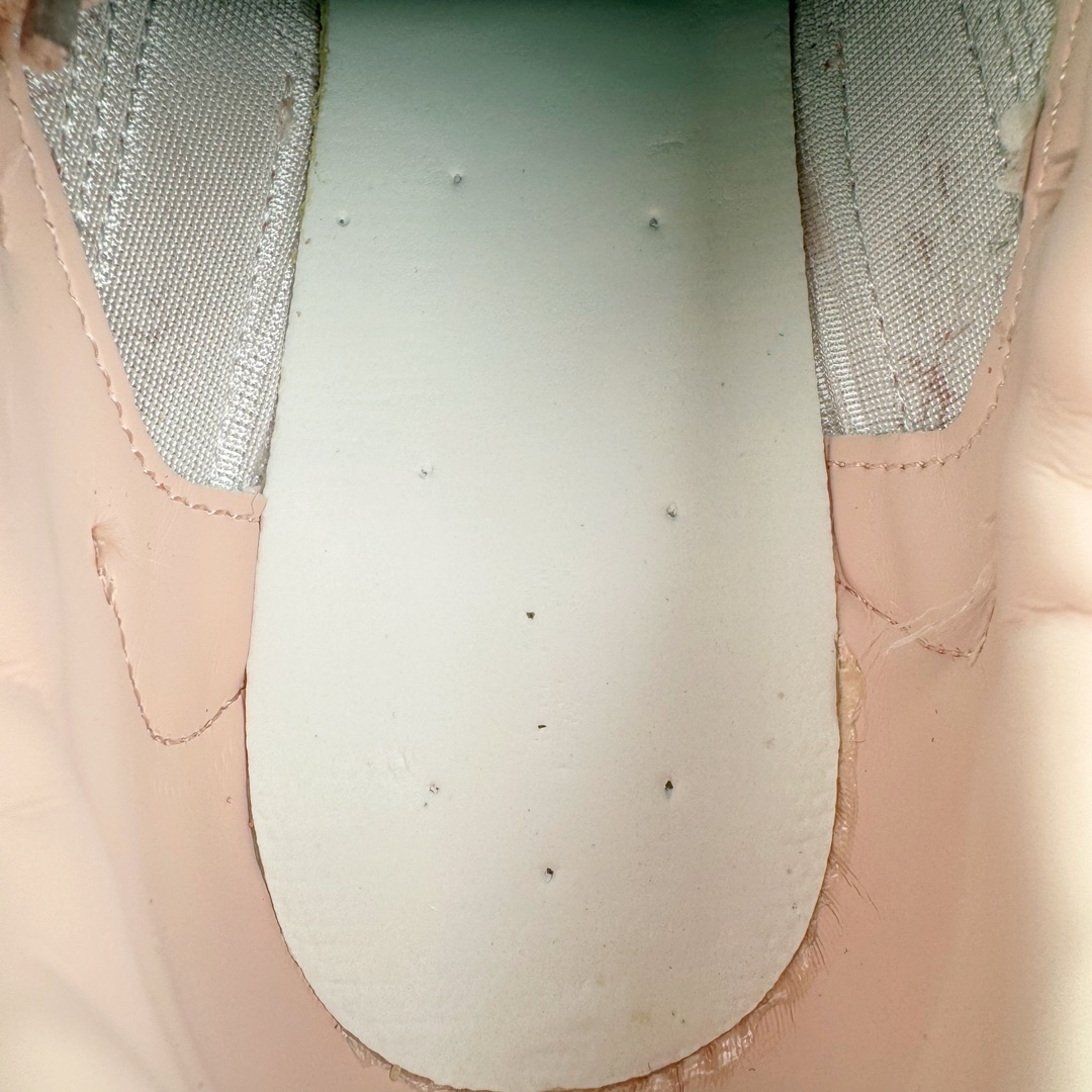 图片[11]-＃GX PUMA Bella UT Low 彪马贝拉UT系列低帮薄底德训复古风经典百搭休闲慢跑鞋 继将 Speedcat OG 带回后，近日 Puma 再以品牌档案室的经典鞋型 Bella OG 为蓝本，推出契合时下薄底球鞋趋势的 Bella UT 鞋款。自 21 世纪初问世以来，Bella OG 鞋型以其独特的薄底设计和上翻外底设计收获了众多年轻拥趸，更是 PUMA DNA 中不可磨灭的经典。此番重新推出的 Bella UT 鞋款，整体鞋面采用上乘皮革材质，并延续 Formstrip 设计语言；鞋头处采用精致的包头设计，搭配麂皮材质提升质感；鞋底部分保留 Bella 鞋款标志性的薄底和点状橡胶外底，上翘的设计包裹鞋面；鞋舌与鞋跟分别点缀美洲狮 Logo 与品牌字母 Logo。值得一提的是，本次 Bella UT 鞋款搭载 SOFTFOAM+ 鞋垫，兼顾美学设计与穿着舒适度。而配色上则提供白、黄、蓝、银、粉五款颜色。尺码：35.5 36 37 37.5 38 39 39.5 40 40.5 41 42 42.5 43 44 44.5 45-选品中心