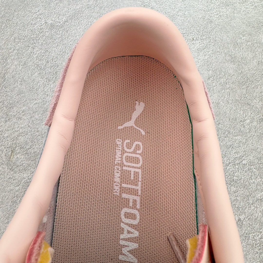 图片[12]-＃GX PUMA Bella UT Low 彪马贝拉UT系列低帮薄底德训复古风经典百搭休闲慢跑鞋 继将 Speedcat OG 带回后，近日 Puma 再以品牌档案室的经典鞋型 Bella OG 为蓝本，推出契合时下薄底球鞋趋势的 Bella UT 鞋款。自 21 世纪初问世以来，Bella OG 鞋型以其独特的薄底设计和上翻外底设计收获了众多年轻拥趸，更是 PUMA DNA 中不可磨灭的经典。此番重新推出的 Bella UT 鞋款，整体鞋面采用上乘皮革材质，并延续 Formstrip 设计语言；鞋头处采用精致的包头设计，搭配麂皮材质提升质感；鞋底部分保留 Bella 鞋款标志性的薄底和点状橡胶外底，上翘的设计包裹鞋面；鞋舌与鞋跟分别点缀美洲狮 Logo 与品牌字母 Logo。值得一提的是，本次 Bella UT 鞋款搭载 SOFTFOAM+ 鞋垫，兼顾美学设计与穿着舒适度。而配色上则提供白、黄、蓝、银、粉五款颜色。尺码：35.5 36 37 37.5 38 39 39.5 40 40.5 41 42 42.5 43 44 44.5 45-选品中心