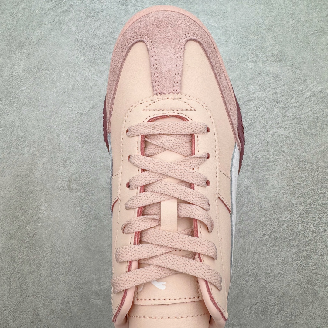 图片[4]-＃GX PUMA Bella UT Low 彪马贝拉UT系列低帮薄底德训复古风经典百搭休闲慢跑鞋 继将 Speedcat OG 带回后，近日 Puma 再以品牌档案室的经典鞋型 Bella OG 为蓝本，推出契合时下薄底球鞋趋势的 Bella UT 鞋款。自 21 世纪初问世以来，Bella OG 鞋型以其独特的薄底设计和上翻外底设计收获了众多年轻拥趸，更是 PUMA DNA 中不可磨灭的经典。此番重新推出的 Bella UT 鞋款，整体鞋面采用上乘皮革材质，并延续 Formstrip 设计语言；鞋头处采用精致的包头设计，搭配麂皮材质提升质感；鞋底部分保留 Bella 鞋款标志性的薄底和点状橡胶外底，上翘的设计包裹鞋面；鞋舌与鞋跟分别点缀美洲狮 Logo 与品牌字母 Logo。值得一提的是，本次 Bella UT 鞋款搭载 SOFTFOAM+ 鞋垫，兼顾美学设计与穿着舒适度。而配色上则提供白、黄、蓝、银、粉五款颜色。尺码：35.5 36 37 37.5 38 39 39.5 40 40.5 41 42 42.5 43 44 44.5 45-选品中心