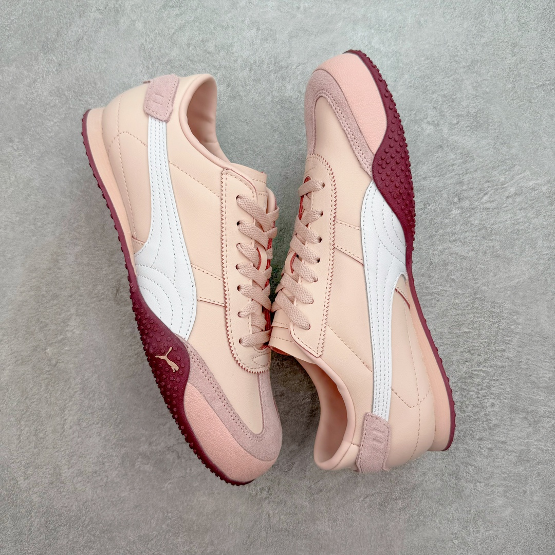 图片[3]-＃GX PUMA Bella UT Low 彪马贝拉UT系列低帮薄底德训复古风经典百搭休闲慢跑鞋 继将 Speedcat OG 带回后，近日 Puma 再以品牌档案室的经典鞋型 Bella OG 为蓝本，推出契合时下薄底球鞋趋势的 Bella UT 鞋款。自 21 世纪初问世以来，Bella OG 鞋型以其独特的薄底设计和上翻外底设计收获了众多年轻拥趸，更是 PUMA DNA 中不可磨灭的经典。此番重新推出的 Bella UT 鞋款，整体鞋面采用上乘皮革材质，并延续 Formstrip 设计语言；鞋头处采用精致的包头设计，搭配麂皮材质提升质感；鞋底部分保留 Bella 鞋款标志性的薄底和点状橡胶外底，上翘的设计包裹鞋面；鞋舌与鞋跟分别点缀美洲狮 Logo 与品牌字母 Logo。值得一提的是，本次 Bella UT 鞋款搭载 SOFTFOAM+ 鞋垫，兼顾美学设计与穿着舒适度。而配色上则提供白、黄、蓝、银、粉五款颜色。尺码：35.5 36 37 37.5 38 39 39.5 40 40.5 41 42 42.5 43 44 44.5 45-选品中心