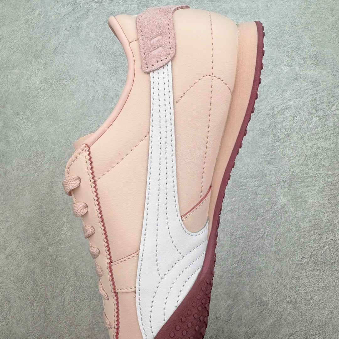 图片[7]-＃GX PUMA Bella UT Low 彪马贝拉UT系列低帮薄底德训复古风经典百搭休闲慢跑鞋 继将 Speedcat OG 带回后，近日 Puma 再以品牌档案室的经典鞋型 Bella OG 为蓝本，推出契合时下薄底球鞋趋势的 Bella UT 鞋款。自 21 世纪初问世以来，Bella OG 鞋型以其独特的薄底设计和上翻外底设计收获了众多年轻拥趸，更是 PUMA DNA 中不可磨灭的经典。此番重新推出的 Bella UT 鞋款，整体鞋面采用上乘皮革材质，并延续 Formstrip 设计语言；鞋头处采用精致的包头设计，搭配麂皮材质提升质感；鞋底部分保留 Bella 鞋款标志性的薄底和点状橡胶外底，上翘的设计包裹鞋面；鞋舌与鞋跟分别点缀美洲狮 Logo 与品牌字母 Logo。值得一提的是，本次 Bella UT 鞋款搭载 SOFTFOAM+ 鞋垫，兼顾美学设计与穿着舒适度。而配色上则提供白、黄、蓝、银、粉五款颜色。尺码：35.5 36 37 37.5 38 39 39.5 40 40.5 41 42 42.5 43 44 44.5 45-选品中心