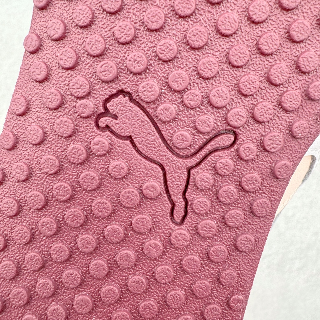 图片[19]-＃GX PUMA Bella UT Low 彪马贝拉UT系列低帮薄底德训复古风经典百搭休闲慢跑鞋 继将 Speedcat OG 带回后，近日 Puma 再以品牌档案室的经典鞋型 Bella OG 为蓝本，推出契合时下薄底球鞋趋势的 Bella UT 鞋款。自 21 世纪初问世以来，Bella OG 鞋型以其独特的薄底设计和上翻外底设计收获了众多年轻拥趸，更是 PUMA DNA 中不可磨灭的经典。此番重新推出的 Bella UT 鞋款，整体鞋面采用上乘皮革材质，并延续 Formstrip 设计语言；鞋头处采用精致的包头设计，搭配麂皮材质提升质感；鞋底部分保留 Bella 鞋款标志性的薄底和点状橡胶外底，上翘的设计包裹鞋面；鞋舌与鞋跟分别点缀美洲狮 Logo 与品牌字母 Logo。值得一提的是，本次 Bella UT 鞋款搭载 SOFTFOAM+ 鞋垫，兼顾美学设计与穿着舒适度。而配色上则提供白、黄、蓝、银、粉五款颜色。尺码：35.5 36 37 37.5 38 39 39.5 40 40.5 41 42 42.5 43 44 44.5 45-选品中心