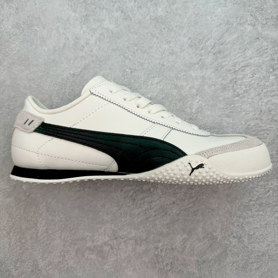＃GX PUMA Bella UT Low 彪马贝拉UT系列低帮薄底德训复古风经典百搭休闲慢跑鞋 继将 Speedcat OG 带回后，近日 Puma 再以品牌档案室的经典鞋型 Bella OG 为蓝本，推出契合时下薄底球鞋趋势的 Bella UT 鞋款。自 21 世纪初问世以来，Bella OG 鞋型以其独特的薄底设计和上翻外底设计收获了众多年轻拥趸，更是 PUMA DNA 中不可磨灭的经典。此番重新推出的 Bella UT 鞋款，整体鞋面采用上乘皮革材质，并延续 Formstrip 设计语言；鞋头处采用精致的包头设计，搭配麂皮材质提升质感；鞋底部分保留 Bella 鞋款标志性的薄底和点状橡胶外底，上翘的设计包裹鞋面；鞋舌与鞋跟分别点缀美洲狮 Logo 与品牌字母 Logo。值得一提的是，本次 Bella UT 鞋款搭载 SOFTFOAM+ 鞋垫，兼顾美学设计与穿着舒适度。而配色上则提供白、黄、蓝、银、粉五款颜色。尺码：35.5 36 37 37.5 38 39 39.5 40 40.5 41 42 42.5 43 44 44.5 45-选品中心