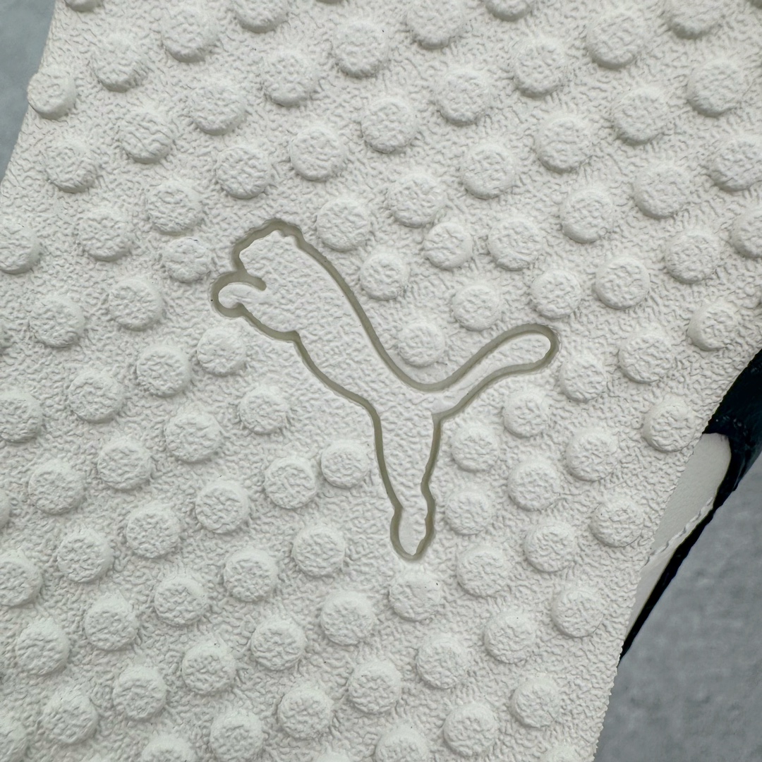 图片[21]-＃GX PUMA Bella UT Low 彪马贝拉UT系列低帮薄底德训复古风经典百搭休闲慢跑鞋 继将 Speedcat OG 带回后，近日 Puma 再以品牌档案室的经典鞋型 Bella OG 为蓝本，推出契合时下薄底球鞋趋势的 Bella UT 鞋款。自 21 世纪初问世以来，Bella OG 鞋型以其独特的薄底设计和上翻外底设计收获了众多年轻拥趸，更是 PUMA DNA 中不可磨灭的经典。此番重新推出的 Bella UT 鞋款，整体鞋面采用上乘皮革材质，并延续 Formstrip 设计语言；鞋头处采用精致的包头设计，搭配麂皮材质提升质感；鞋底部分保留 Bella 鞋款标志性的薄底和点状橡胶外底，上翘的设计包裹鞋面；鞋舌与鞋跟分别点缀美洲狮 Logo 与品牌字母 Logo。值得一提的是，本次 Bella UT 鞋款搭载 SOFTFOAM+ 鞋垫，兼顾美学设计与穿着舒适度。而配色上则提供白、黄、蓝、银、粉五款颜色。尺码：35.5 36 37 37.5 38 39 39.5 40 40.5 41 42 42.5 43 44 44.5 45-选品中心