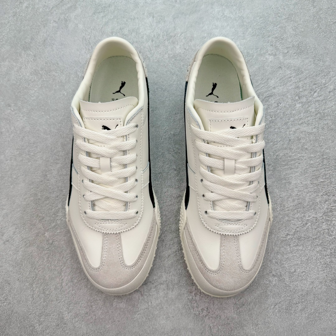 图片[2]-＃GX PUMA Bella UT Low 彪马贝拉UT系列低帮薄底德训复古风经典百搭休闲慢跑鞋 继将 Speedcat OG 带回后，近日 Puma 再以品牌档案室的经典鞋型 Bella OG 为蓝本，推出契合时下薄底球鞋趋势的 Bella UT 鞋款。自 21 世纪初问世以来，Bella OG 鞋型以其独特的薄底设计和上翻外底设计收获了众多年轻拥趸，更是 PUMA DNA 中不可磨灭的经典。此番重新推出的 Bella UT 鞋款，整体鞋面采用上乘皮革材质，并延续 Formstrip 设计语言；鞋头处采用精致的包头设计，搭配麂皮材质提升质感；鞋底部分保留 Bella 鞋款标志性的薄底和点状橡胶外底，上翘的设计包裹鞋面；鞋舌与鞋跟分别点缀美洲狮 Logo 与品牌字母 Logo。值得一提的是，本次 Bella UT 鞋款搭载 SOFTFOAM+ 鞋垫，兼顾美学设计与穿着舒适度。而配色上则提供白、黄、蓝、银、粉五款颜色。尺码：35.5 36 37 37.5 38 39 39.5 40 40.5 41 42 42.5 43 44 44.5 45-选品中心