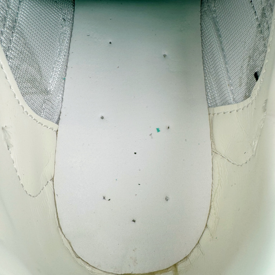 图片[10]-＃GX PUMA Bella UT Low 彪马贝拉UT系列低帮薄底德训复古风经典百搭休闲慢跑鞋 继将 Speedcat OG 带回后，近日 Puma 再以品牌档案室的经典鞋型 Bella OG 为蓝本，推出契合时下薄底球鞋趋势的 Bella UT 鞋款。自 21 世纪初问世以来，Bella OG 鞋型以其独特的薄底设计和上翻外底设计收获了众多年轻拥趸，更是 PUMA DNA 中不可磨灭的经典。此番重新推出的 Bella UT 鞋款，整体鞋面采用上乘皮革材质，并延续 Formstrip 设计语言；鞋头处采用精致的包头设计，搭配麂皮材质提升质感；鞋底部分保留 Bella 鞋款标志性的薄底和点状橡胶外底，上翘的设计包裹鞋面；鞋舌与鞋跟分别点缀美洲狮 Logo 与品牌字母 Logo。值得一提的是，本次 Bella UT 鞋款搭载 SOFTFOAM+ 鞋垫，兼顾美学设计与穿着舒适度。而配色上则提供白、黄、蓝、银、粉五款颜色。尺码：35.5 36 37 37.5 38 39 39.5 40 40.5 41 42 42.5 43 44 44.5 45-选品中心