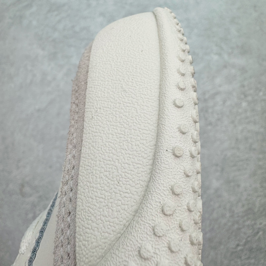 图片[17]-＃GX PUMA Bella UT Low 彪马贝拉UT系列低帮薄底德训复古风经典百搭休闲慢跑鞋 继将 Speedcat OG 带回后，近日 Puma 再以品牌档案室的经典鞋型 Bella OG 为蓝本，推出契合时下薄底球鞋趋势的 Bella UT 鞋款。自 21 世纪初问世以来，Bella OG 鞋型以其独特的薄底设计和上翻外底设计收获了众多年轻拥趸，更是 PUMA DNA 中不可磨灭的经典。此番重新推出的 Bella UT 鞋款，整体鞋面采用上乘皮革材质，并延续 Formstrip 设计语言；鞋头处采用精致的包头设计，搭配麂皮材质提升质感；鞋底部分保留 Bella 鞋款标志性的薄底和点状橡胶外底，上翘的设计包裹鞋面；鞋舌与鞋跟分别点缀美洲狮 Logo 与品牌字母 Logo。值得一提的是，本次 Bella UT 鞋款搭载 SOFTFOAM+ 鞋垫，兼顾美学设计与穿着舒适度。而配色上则提供白、黄、蓝、银、粉五款颜色。尺码：35.5 36 37 37.5 38 39 39.5 40 40.5 41 42 42.5 43 44 44.5 45-选品中心