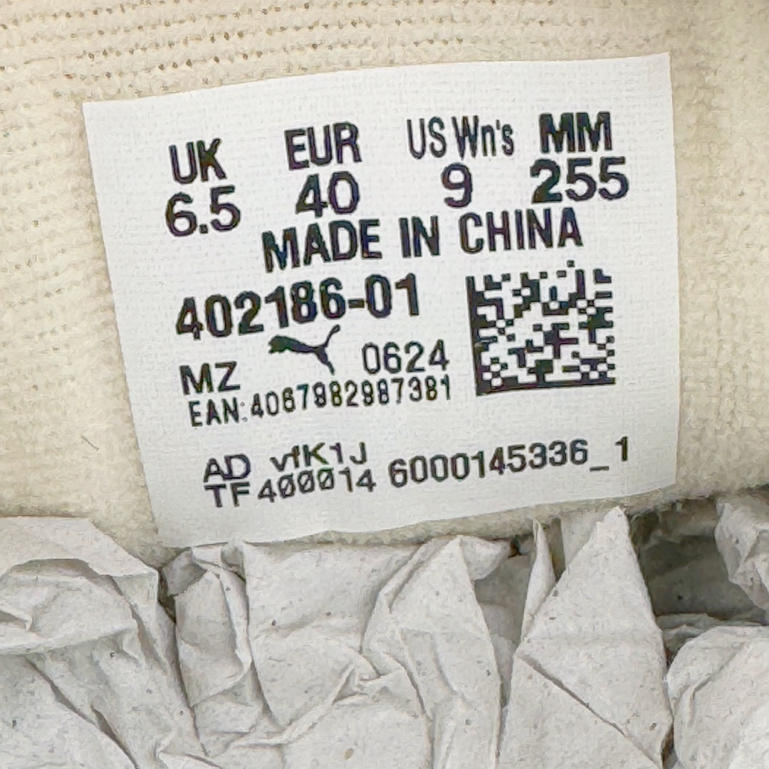 图片[11]-＃GX PUMA Bella UT Low 彪马贝拉UT系列低帮薄底德训复古风经典百搭休闲慢跑鞋 继将 Speedcat OG 带回后，近日 Puma 再以品牌档案室的经典鞋型 Bella OG 为蓝本，推出契合时下薄底球鞋趋势的 Bella UT 鞋款。自 21 世纪初问世以来，Bella OG 鞋型以其独特的薄底设计和上翻外底设计收获了众多年轻拥趸，更是 PUMA DNA 中不可磨灭的经典。此番重新推出的 Bella UT 鞋款，整体鞋面采用上乘皮革材质，并延续 Formstrip 设计语言；鞋头处采用精致的包头设计，搭配麂皮材质提升质感；鞋底部分保留 Bella 鞋款标志性的薄底和点状橡胶外底，上翘的设计包裹鞋面；鞋舌与鞋跟分别点缀美洲狮 Logo 与品牌字母 Logo。值得一提的是，本次 Bella UT 鞋款搭载 SOFTFOAM+ 鞋垫，兼顾美学设计与穿着舒适度。而配色上则提供白、黄、蓝、银、粉五款颜色。尺码：35.5 36 37 37.5 38 39 39.5 40 40.5 41 42 42.5 43 44 44.5 45-选品中心