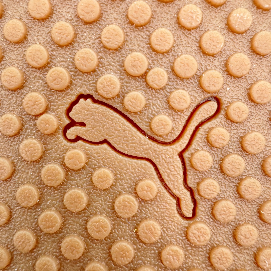 图片[19]-＃GX PUMA Bella UT Low 彪马贝拉UT系列低帮薄底德训复古风经典百搭休闲慢跑鞋 继将 Speedcat OG 带回后，近日 Puma 再以品牌档案室的经典鞋型 Bella OG 为蓝本，推出契合时下薄底球鞋趋势的 Bella UT 鞋款。自 21 世纪初问世以来，Bella OG 鞋型以其独特的薄底设计和上翻外底设计收获了众多年轻拥趸，更是 PUMA DNA 中不可磨灭的经典。此番重新推出的 Bella UT 鞋款，整体鞋面采用上乘皮革材质，并延续 Formstrip 设计语言；鞋头处采用精致的包头设计，搭配麂皮材质提升质感；鞋底部分保留 Bella 鞋款标志性的薄底和点状橡胶外底，上翘的设计包裹鞋面；鞋舌与鞋跟分别点缀美洲狮 Logo 与品牌字母 Logo。值得一提的是，本次 Bella UT 鞋款搭载 SOFTFOAM+ 鞋垫，兼顾美学设计与穿着舒适度。而配色上则提供白、黄、蓝、银、粉五款颜色。尺码：35.5 36 37 37.5 38 39 39.5 40 40.5 41 42 42.5 43 44 44.5 45-选品中心