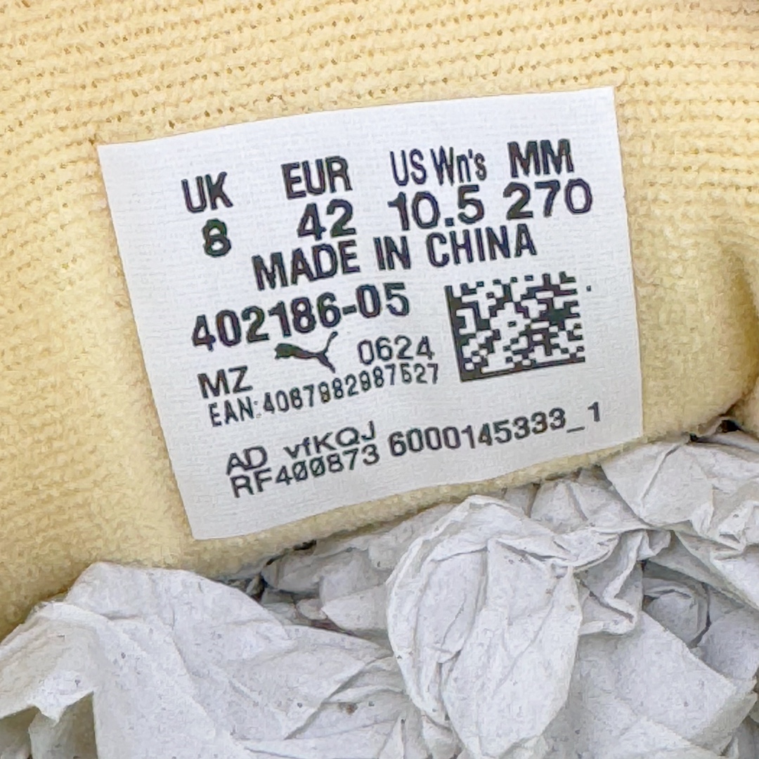 图片[13]-＃GX PUMA Bella UT Low 彪马贝拉UT系列低帮薄底德训复古风经典百搭休闲慢跑鞋 继将 Speedcat OG 带回后，近日 Puma 再以品牌档案室的经典鞋型 Bella OG 为蓝本，推出契合时下薄底球鞋趋势的 Bella UT 鞋款。自 21 世纪初问世以来，Bella OG 鞋型以其独特的薄底设计和上翻外底设计收获了众多年轻拥趸，更是 PUMA DNA 中不可磨灭的经典。此番重新推出的 Bella UT 鞋款，整体鞋面采用上乘皮革材质，并延续 Formstrip 设计语言；鞋头处采用精致的包头设计，搭配麂皮材质提升质感；鞋底部分保留 Bella 鞋款标志性的薄底和点状橡胶外底，上翘的设计包裹鞋面；鞋舌与鞋跟分别点缀美洲狮 Logo 与品牌字母 Logo。值得一提的是，本次 Bella UT 鞋款搭载 SOFTFOAM+ 鞋垫，兼顾美学设计与穿着舒适度。而配色上则提供白、黄、蓝、银、粉五款颜色。尺码：35.5 36 37 37.5 38 39 39.5 40 40.5 41 42 42.5 43 44 44.5 45-选品中心