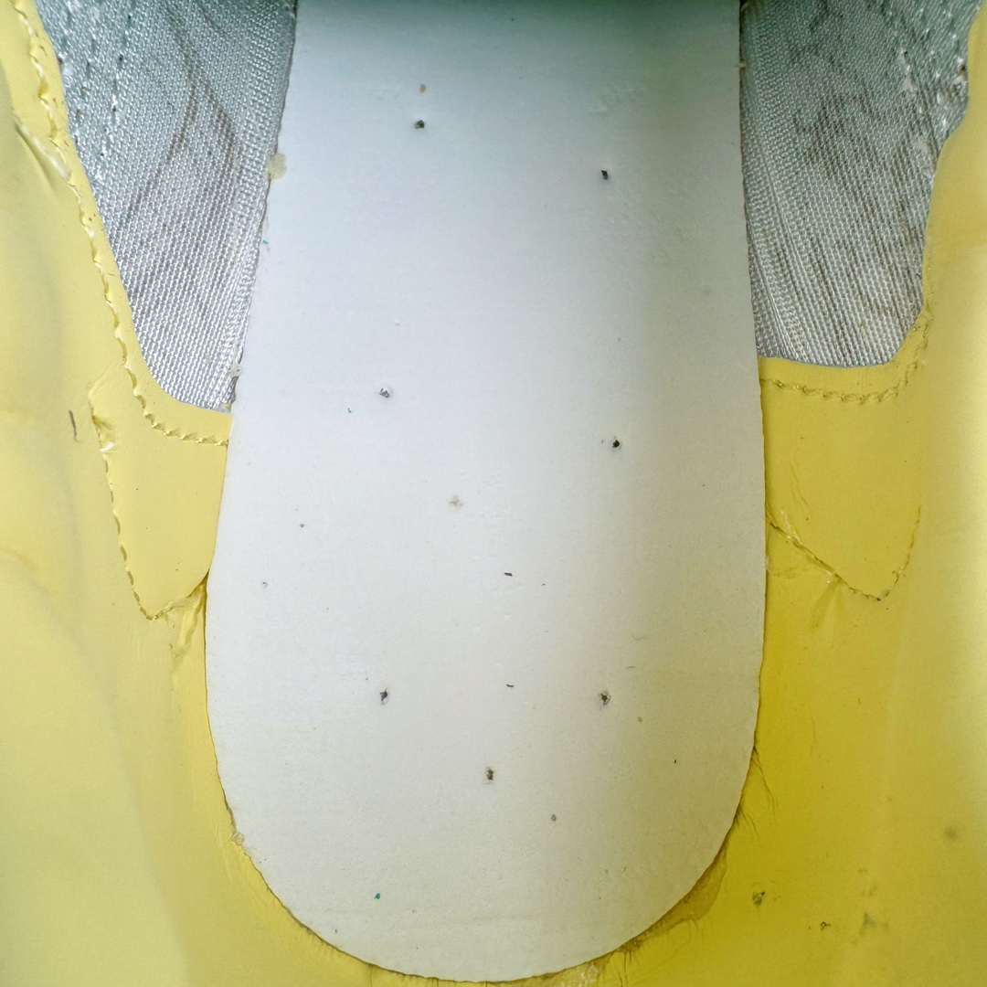 图片[10]-＃GX PUMA Bella UT Low 彪马贝拉UT系列低帮薄底德训复古风经典百搭休闲慢跑鞋 继将 Speedcat OG 带回后，近日 Puma 再以品牌档案室的经典鞋型 Bella OG 为蓝本，推出契合时下薄底球鞋趋势的 Bella UT 鞋款。自 21 世纪初问世以来，Bella OG 鞋型以其独特的薄底设计和上翻外底设计收获了众多年轻拥趸，更是 PUMA DNA 中不可磨灭的经典。此番重新推出的 Bella UT 鞋款，整体鞋面采用上乘皮革材质，并延续 Formstrip 设计语言；鞋头处采用精致的包头设计，搭配麂皮材质提升质感；鞋底部分保留 Bella 鞋款标志性的薄底和点状橡胶外底，上翘的设计包裹鞋面；鞋舌与鞋跟分别点缀美洲狮 Logo 与品牌字母 Logo。值得一提的是，本次 Bella UT 鞋款搭载 SOFTFOAM+ 鞋垫，兼顾美学设计与穿着舒适度。而配色上则提供白、黄、蓝、银、粉五款颜色。尺码：35.5 36 37 37.5 38 39 39.5 40 40.5 41 42 42.5 43 44 44.5 45-选品中心