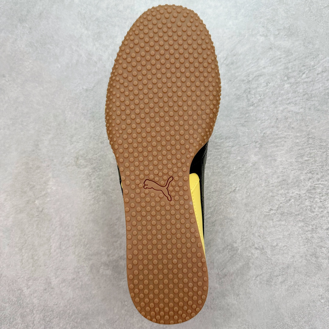 图片[9]-＃GX PUMA Bella UT Low 彪马贝拉UT系列低帮薄底德训复古风经典百搭休闲慢跑鞋 继将 Speedcat OG 带回后，近日 Puma 再以品牌档案室的经典鞋型 Bella OG 为蓝本，推出契合时下薄底球鞋趋势的 Bella UT 鞋款。自 21 世纪初问世以来，Bella OG 鞋型以其独特的薄底设计和上翻外底设计收获了众多年轻拥趸，更是 PUMA DNA 中不可磨灭的经典。此番重新推出的 Bella UT 鞋款，整体鞋面采用上乘皮革材质，并延续 Formstrip 设计语言；鞋头处采用精致的包头设计，搭配麂皮材质提升质感；鞋底部分保留 Bella 鞋款标志性的薄底和点状橡胶外底，上翘的设计包裹鞋面；鞋舌与鞋跟分别点缀美洲狮 Logo 与品牌字母 Logo。值得一提的是，本次 Bella UT 鞋款搭载 SOFTFOAM+ 鞋垫，兼顾美学设计与穿着舒适度。而配色上则提供白、黄、蓝、银、粉五款颜色。尺码：35.5 36 37 37.5 38 39 39.5 40 40.5 41 42 42.5 43 44 44.5 45-选品中心