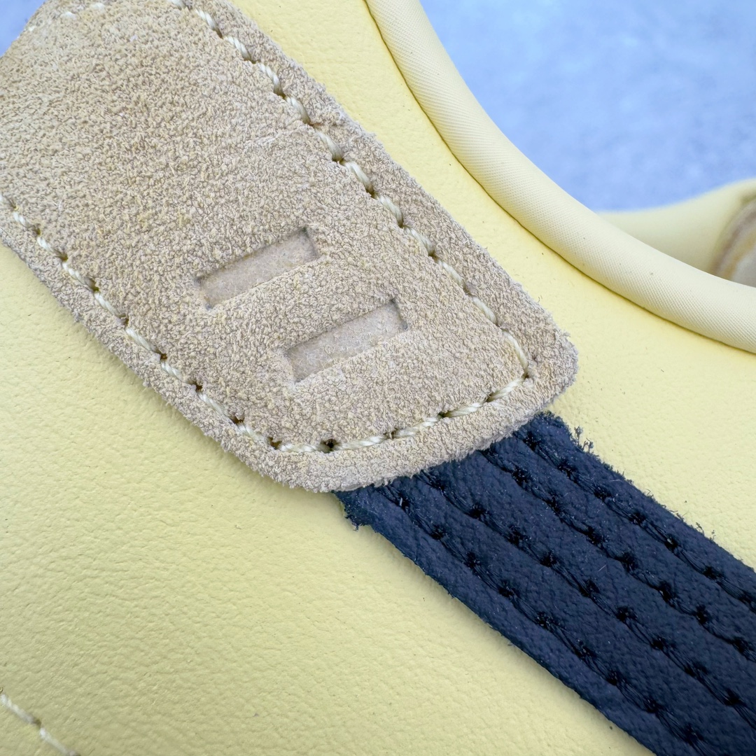 图片[12]-＃GX PUMA Bella UT Low 彪马贝拉UT系列低帮薄底德训复古风经典百搭休闲慢跑鞋 继将 Speedcat OG 带回后，近日 Puma 再以品牌档案室的经典鞋型 Bella OG 为蓝本，推出契合时下薄底球鞋趋势的 Bella UT 鞋款。自 21 世纪初问世以来，Bella OG 鞋型以其独特的薄底设计和上翻外底设计收获了众多年轻拥趸，更是 PUMA DNA 中不可磨灭的经典。此番重新推出的 Bella UT 鞋款，整体鞋面采用上乘皮革材质，并延续 Formstrip 设计语言；鞋头处采用精致的包头设计，搭配麂皮材质提升质感；鞋底部分保留 Bella 鞋款标志性的薄底和点状橡胶外底，上翘的设计包裹鞋面；鞋舌与鞋跟分别点缀美洲狮 Logo 与品牌字母 Logo。值得一提的是，本次 Bella UT 鞋款搭载 SOFTFOAM+ 鞋垫，兼顾美学设计与穿着舒适度。而配色上则提供白、黄、蓝、银、粉五款颜色。尺码：35.5 36 37 37.5 38 39 39.5 40 40.5 41 42 42.5 43 44 44.5 45-选品中心