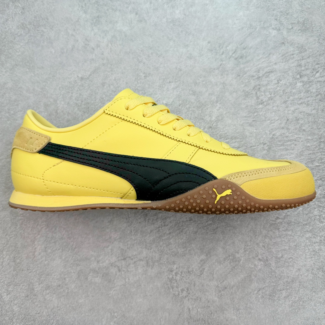 ＃GX PUMA Bella UT Low 彪马贝拉UT系列低帮薄底德训复古风经典百搭休闲慢跑鞋 继将 Speedcat OG 带回后，近日 Puma 再以品牌档案室的经典鞋型 Bella OG 为蓝本，推出契合时下薄底球鞋趋势的 Bella UT 鞋款。自 21 世纪初问世以来，Bella OG 鞋型以其独特的薄底设计和上翻外底设计收获了众多年轻拥趸，更是 PUMA DNA 中不可磨灭的经典。此番重新推出的 Bella UT 鞋款，整体鞋面采用上乘皮革材质，并延续 Formstrip 设计语言；鞋头处采用精致的包头设计，搭配麂皮材质提升质感；鞋底部分保留 Bella 鞋款标志性的薄底和点状橡胶外底，上翘的设计包裹鞋面；鞋舌与鞋跟分别点缀美洲狮 Logo 与品牌字母 Logo。值得一提的是，本次 Bella UT 鞋款搭载 SOFTFOAM+ 鞋垫，兼顾美学设计与穿着舒适度。而配色上则提供白、黄、蓝、银、粉五款颜色。尺码：35.5 36 37 37.5 38 39 39.5 40 40.5 41 42 42.5 43 44 44.5 45-选品中心
