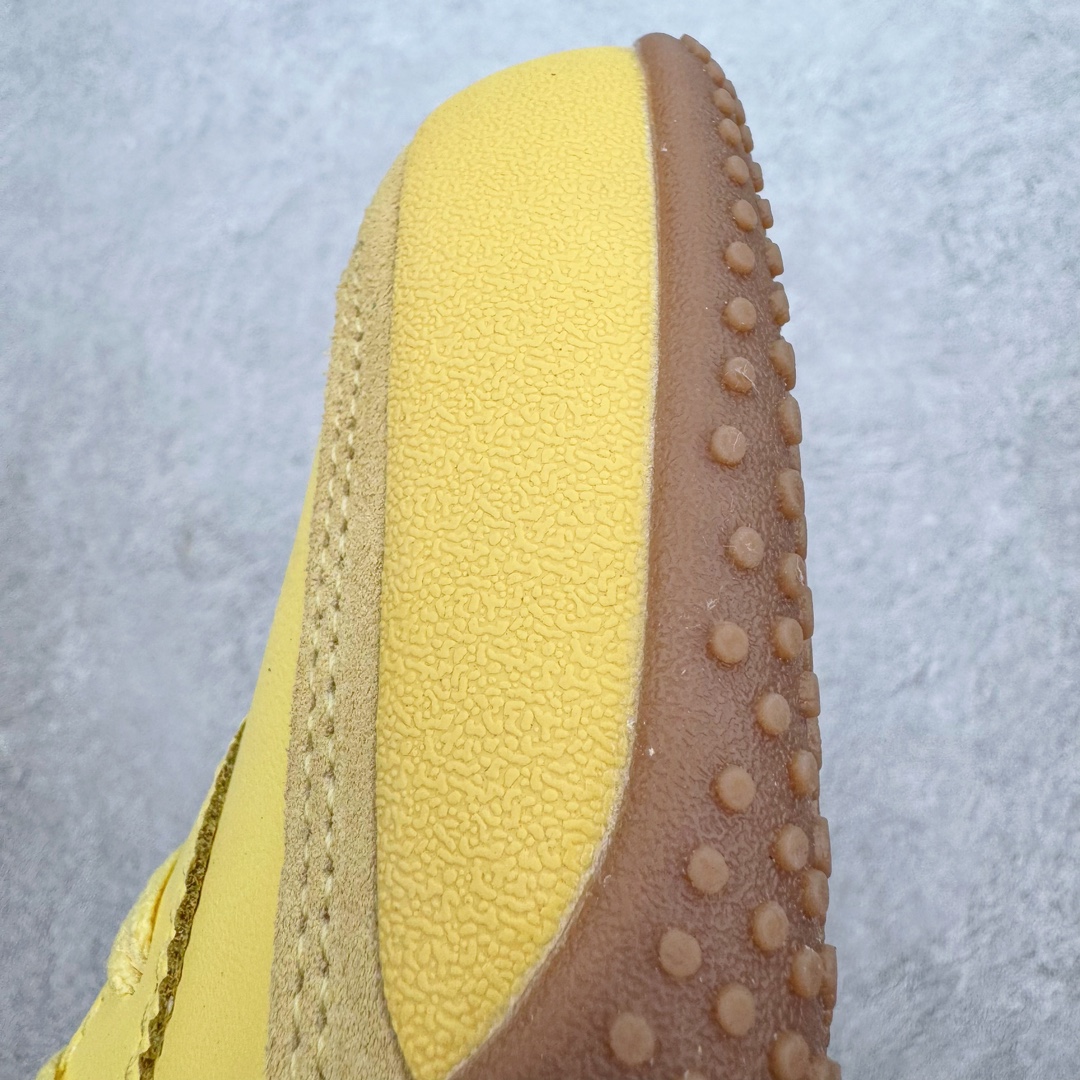 图片[16]-＃GX PUMA Bella UT Low 彪马贝拉UT系列低帮薄底德训复古风经典百搭休闲慢跑鞋 继将 Speedcat OG 带回后，近日 Puma 再以品牌档案室的经典鞋型 Bella OG 为蓝本，推出契合时下薄底球鞋趋势的 Bella UT 鞋款。自 21 世纪初问世以来，Bella OG 鞋型以其独特的薄底设计和上翻外底设计收获了众多年轻拥趸，更是 PUMA DNA 中不可磨灭的经典。此番重新推出的 Bella UT 鞋款，整体鞋面采用上乘皮革材质，并延续 Formstrip 设计语言；鞋头处采用精致的包头设计，搭配麂皮材质提升质感；鞋底部分保留 Bella 鞋款标志性的薄底和点状橡胶外底，上翘的设计包裹鞋面；鞋舌与鞋跟分别点缀美洲狮 Logo 与品牌字母 Logo。值得一提的是，本次 Bella UT 鞋款搭载 SOFTFOAM+ 鞋垫，兼顾美学设计与穿着舒适度。而配色上则提供白、黄、蓝、银、粉五款颜色。尺码：35.5 36 37 37.5 38 39 39.5 40 40.5 41 42 42.5 43 44 44.5 45-选品中心