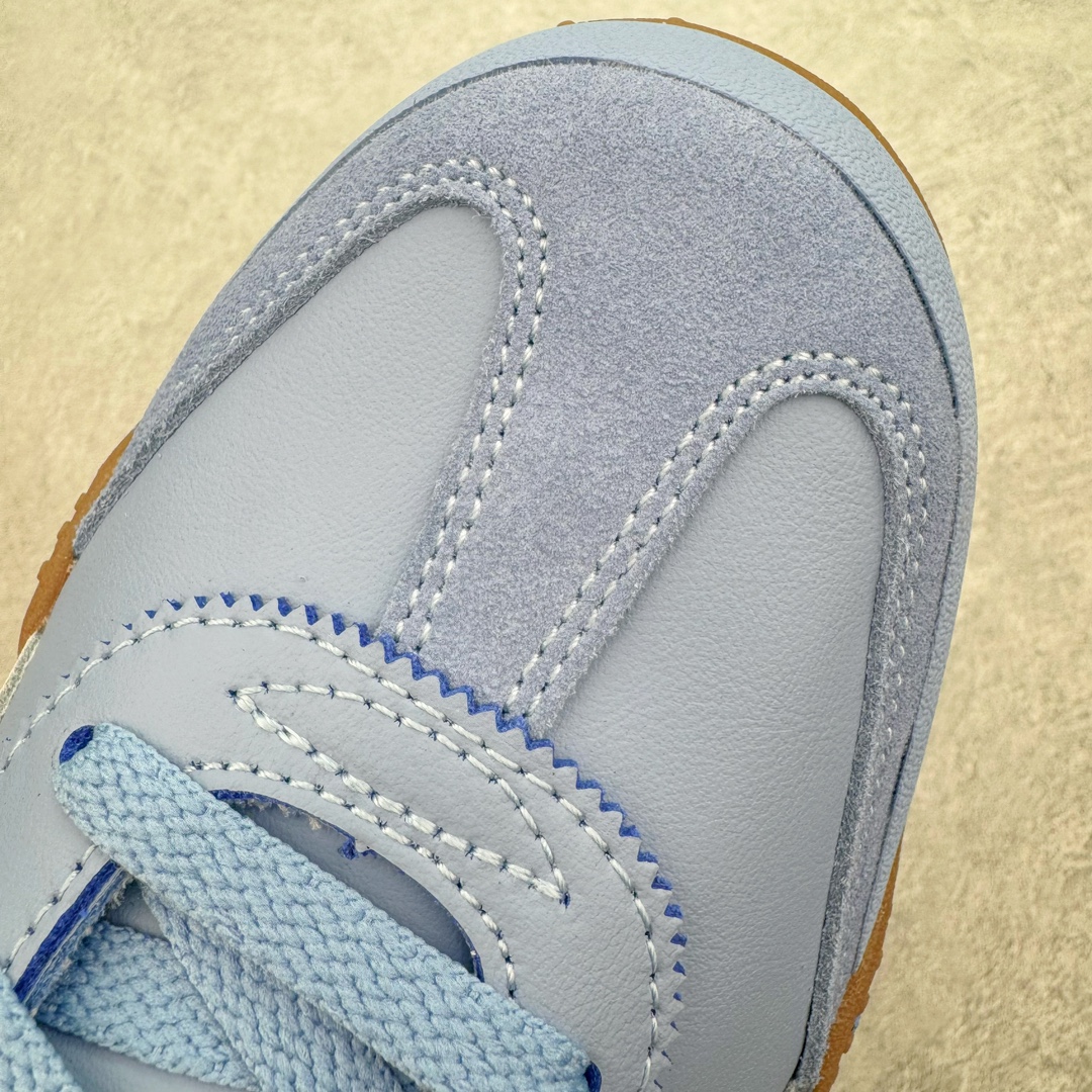 图片[17]-＃GX PUMA Bella UT Low 彪马贝拉UT系列低帮薄底德训复古风经典百搭休闲慢跑鞋 继将 Speedcat OG 带回后，近日 Puma 再以品牌档案室的经典鞋型 Bella OG 为蓝本，推出契合时下薄底球鞋趋势的 Bella UT 鞋款。自 21 世纪初问世以来，Bella OG 鞋型以其独特的薄底设计和上翻外底设计收获了众多年轻拥趸，更是 PUMA DNA 中不可磨灭的经典。此番重新推出的 Bella UT 鞋款，整体鞋面采用上乘皮革材质，并延续 Formstrip 设计语言；鞋头处采用精致的包头设计，搭配麂皮材质提升质感；鞋底部分保留 Bella 鞋款标志性的薄底和点状橡胶外底，上翘的设计包裹鞋面；鞋舌与鞋跟分别点缀美洲狮 Logo 与品牌字母 Logo。值得一提的是，本次 Bella UT 鞋款搭载 SOFTFOAM+ 鞋垫，兼顾美学设计与穿着舒适度。而配色上则提供白、黄、蓝、银、粉五款颜色。尺码：35.5 36 37 37.5 38 39 39.5 40 40.5 41 42 42.5 43 44 44.5 45-选品中心