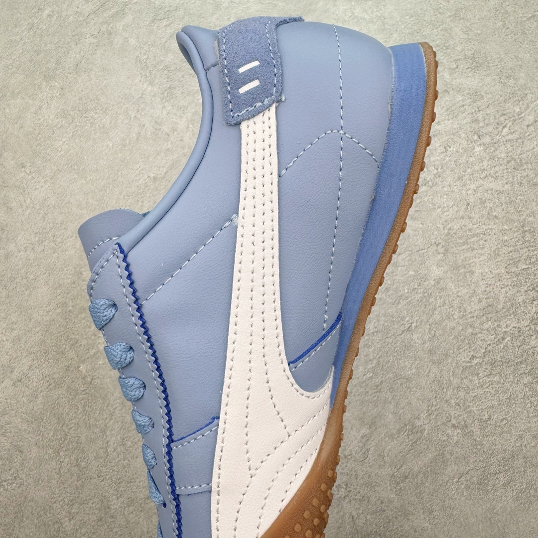 图片[7]-＃GX PUMA Bella UT Low 彪马贝拉UT系列低帮薄底德训复古风经典百搭休闲慢跑鞋 继将 Speedcat OG 带回后，近日 Puma 再以品牌档案室的经典鞋型 Bella OG 为蓝本，推出契合时下薄底球鞋趋势的 Bella UT 鞋款。自 21 世纪初问世以来，Bella OG 鞋型以其独特的薄底设计和上翻外底设计收获了众多年轻拥趸，更是 PUMA DNA 中不可磨灭的经典。此番重新推出的 Bella UT 鞋款，整体鞋面采用上乘皮革材质，并延续 Formstrip 设计语言；鞋头处采用精致的包头设计，搭配麂皮材质提升质感；鞋底部分保留 Bella 鞋款标志性的薄底和点状橡胶外底，上翘的设计包裹鞋面；鞋舌与鞋跟分别点缀美洲狮 Logo 与品牌字母 Logo。值得一提的是，本次 Bella UT 鞋款搭载 SOFTFOAM+ 鞋垫，兼顾美学设计与穿着舒适度。而配色上则提供白、黄、蓝、银、粉五款颜色。尺码：35.5 36 37 37.5 38 39 39.5 40 40.5 41 42 42.5 43 44 44.5 45-选品中心