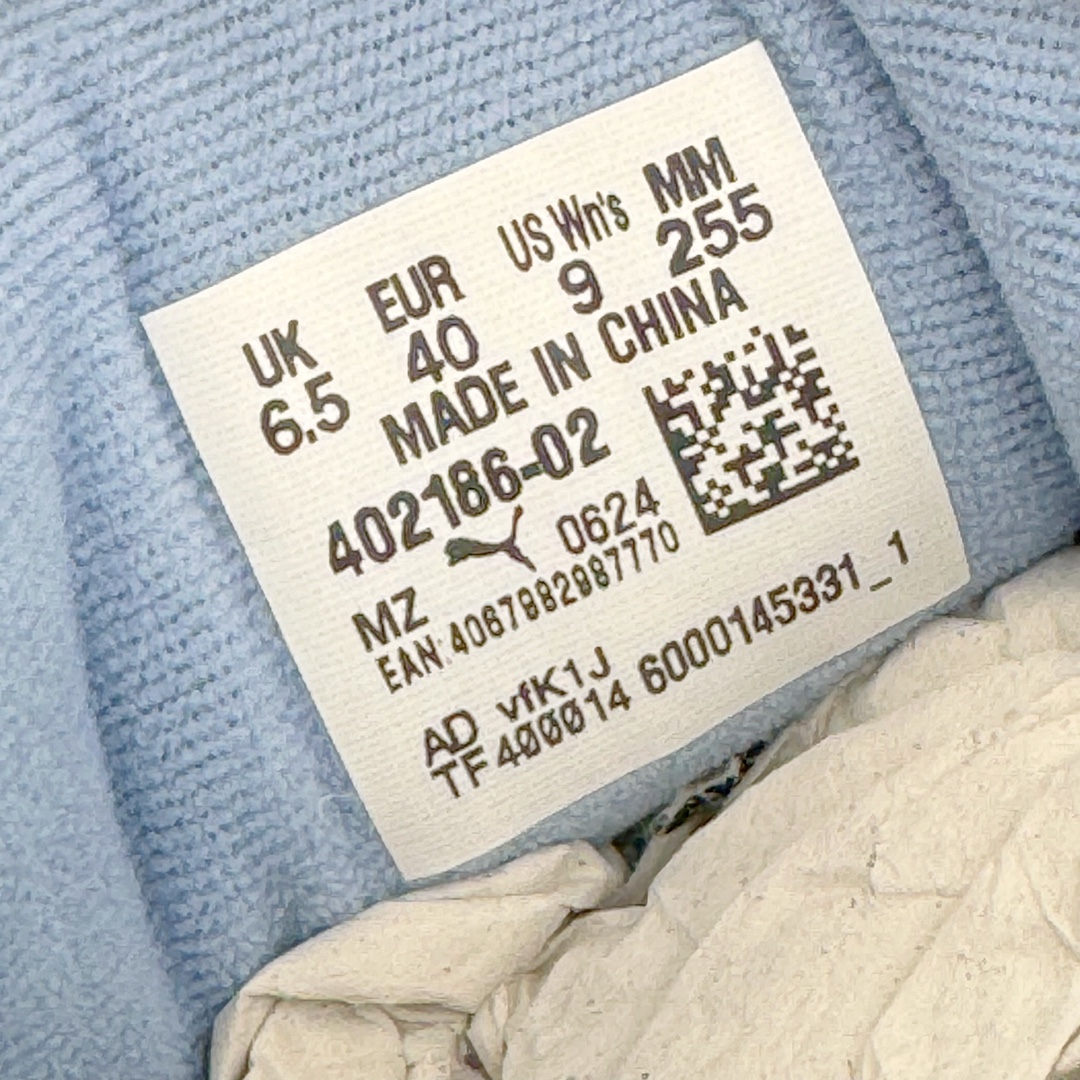 图片[11]-＃GX PUMA Bella UT Low 彪马贝拉UT系列低帮薄底德训复古风经典百搭休闲慢跑鞋 继将 Speedcat OG 带回后，近日 Puma 再以品牌档案室的经典鞋型 Bella OG 为蓝本，推出契合时下薄底球鞋趋势的 Bella UT 鞋款。自 21 世纪初问世以来，Bella OG 鞋型以其独特的薄底设计和上翻外底设计收获了众多年轻拥趸，更是 PUMA DNA 中不可磨灭的经典。此番重新推出的 Bella UT 鞋款，整体鞋面采用上乘皮革材质，并延续 Formstrip 设计语言；鞋头处采用精致的包头设计，搭配麂皮材质提升质感；鞋底部分保留 Bella 鞋款标志性的薄底和点状橡胶外底，上翘的设计包裹鞋面；鞋舌与鞋跟分别点缀美洲狮 Logo 与品牌字母 Logo。值得一提的是，本次 Bella UT 鞋款搭载 SOFTFOAM+ 鞋垫，兼顾美学设计与穿着舒适度。而配色上则提供白、黄、蓝、银、粉五款颜色。尺码：35.5 36 37 37.5 38 39 39.5 40 40.5 41 42 42.5 43 44 44.5 45-选品中心