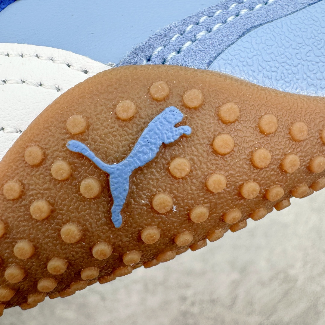 图片[15]-＃GX PUMA Bella UT Low 彪马贝拉UT系列低帮薄底德训复古风经典百搭休闲慢跑鞋 继将 Speedcat OG 带回后，近日 Puma 再以品牌档案室的经典鞋型 Bella OG 为蓝本，推出契合时下薄底球鞋趋势的 Bella UT 鞋款。自 21 世纪初问世以来，Bella OG 鞋型以其独特的薄底设计和上翻外底设计收获了众多年轻拥趸，更是 PUMA DNA 中不可磨灭的经典。此番重新推出的 Bella UT 鞋款，整体鞋面采用上乘皮革材质，并延续 Formstrip 设计语言；鞋头处采用精致的包头设计，搭配麂皮材质提升质感；鞋底部分保留 Bella 鞋款标志性的薄底和点状橡胶外底，上翘的设计包裹鞋面；鞋舌与鞋跟分别点缀美洲狮 Logo 与品牌字母 Logo。值得一提的是，本次 Bella UT 鞋款搭载 SOFTFOAM+ 鞋垫，兼顾美学设计与穿着舒适度。而配色上则提供白、黄、蓝、银、粉五款颜色。尺码：35.5 36 37 37.5 38 39 39.5 40 40.5 41 42 42.5 43 44 44.5 45-选品中心