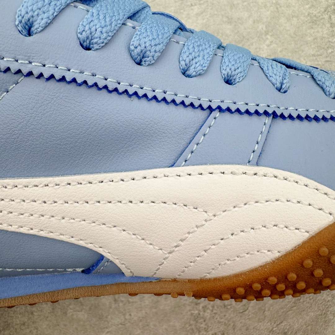 图片[14]-＃GX PUMA Bella UT Low 彪马贝拉UT系列低帮薄底德训复古风经典百搭休闲慢跑鞋 继将 Speedcat OG 带回后，近日 Puma 再以品牌档案室的经典鞋型 Bella OG 为蓝本，推出契合时下薄底球鞋趋势的 Bella UT 鞋款。自 21 世纪初问世以来，Bella OG 鞋型以其独特的薄底设计和上翻外底设计收获了众多年轻拥趸，更是 PUMA DNA 中不可磨灭的经典。此番重新推出的 Bella UT 鞋款，整体鞋面采用上乘皮革材质，并延续 Formstrip 设计语言；鞋头处采用精致的包头设计，搭配麂皮材质提升质感；鞋底部分保留 Bella 鞋款标志性的薄底和点状橡胶外底，上翘的设计包裹鞋面；鞋舌与鞋跟分别点缀美洲狮 Logo 与品牌字母 Logo。值得一提的是，本次 Bella UT 鞋款搭载 SOFTFOAM+ 鞋垫，兼顾美学设计与穿着舒适度。而配色上则提供白、黄、蓝、银、粉五款颜色。尺码：35.5 36 37 37.5 38 39 39.5 40 40.5 41 42 42.5 43 44 44.5 45-选品中心