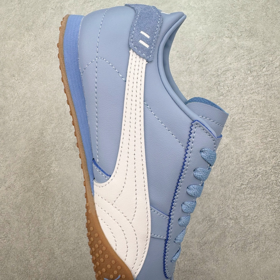 图片[6]-＃GX PUMA Bella UT Low 彪马贝拉UT系列低帮薄底德训复古风经典百搭休闲慢跑鞋 继将 Speedcat OG 带回后，近日 Puma 再以品牌档案室的经典鞋型 Bella OG 为蓝本，推出契合时下薄底球鞋趋势的 Bella UT 鞋款。自 21 世纪初问世以来，Bella OG 鞋型以其独特的薄底设计和上翻外底设计收获了众多年轻拥趸，更是 PUMA DNA 中不可磨灭的经典。此番重新推出的 Bella UT 鞋款，整体鞋面采用上乘皮革材质，并延续 Formstrip 设计语言；鞋头处采用精致的包头设计，搭配麂皮材质提升质感；鞋底部分保留 Bella 鞋款标志性的薄底和点状橡胶外底，上翘的设计包裹鞋面；鞋舌与鞋跟分别点缀美洲狮 Logo 与品牌字母 Logo。值得一提的是，本次 Bella UT 鞋款搭载 SOFTFOAM+ 鞋垫，兼顾美学设计与穿着舒适度。而配色上则提供白、黄、蓝、银、粉五款颜色。尺码：35.5 36 37 37.5 38 39 39.5 40 40.5 41 42 42.5 43 44 44.5 45-选品中心