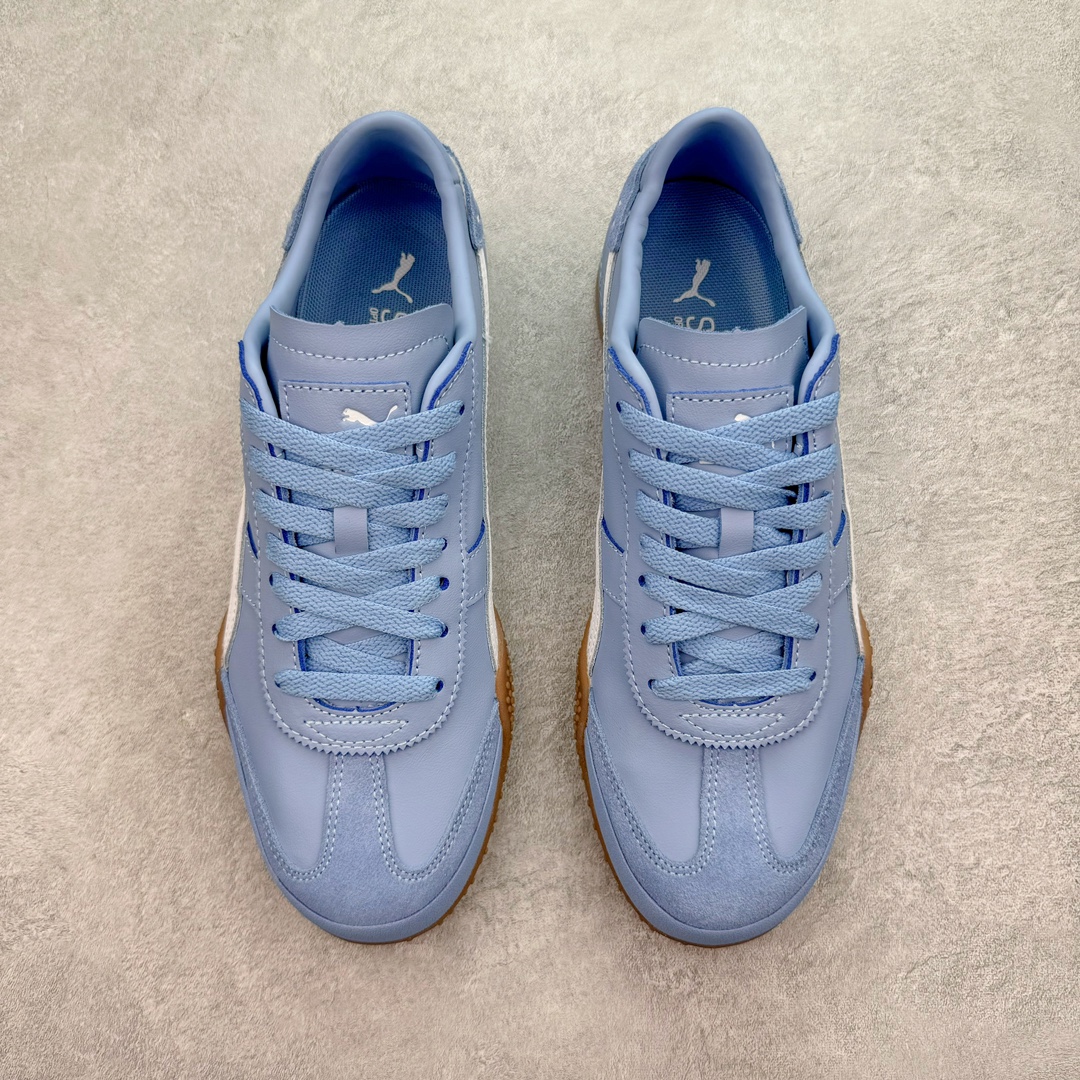 图片[2]-＃GX PUMA Bella UT Low 彪马贝拉UT系列低帮薄底德训复古风经典百搭休闲慢跑鞋 继将 Speedcat OG 带回后，近日 Puma 再以品牌档案室的经典鞋型 Bella OG 为蓝本，推出契合时下薄底球鞋趋势的 Bella UT 鞋款。自 21 世纪初问世以来，Bella OG 鞋型以其独特的薄底设计和上翻外底设计收获了众多年轻拥趸，更是 PUMA DNA 中不可磨灭的经典。此番重新推出的 Bella UT 鞋款，整体鞋面采用上乘皮革材质，并延续 Formstrip 设计语言；鞋头处采用精致的包头设计，搭配麂皮材质提升质感；鞋底部分保留 Bella 鞋款标志性的薄底和点状橡胶外底，上翘的设计包裹鞋面；鞋舌与鞋跟分别点缀美洲狮 Logo 与品牌字母 Logo。值得一提的是，本次 Bella UT 鞋款搭载 SOFTFOAM+ 鞋垫，兼顾美学设计与穿着舒适度。而配色上则提供白、黄、蓝、银、粉五款颜色。尺码：35.5 36 37 37.5 38 39 39.5 40 40.5 41 42 42.5 43 44 44.5 45-选品中心