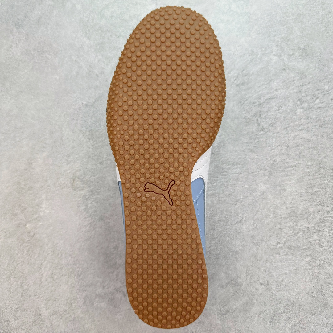 图片[9]-＃GX PUMA Bella UT Low 彪马贝拉UT系列低帮薄底德训复古风经典百搭休闲慢跑鞋 继将 Speedcat OG 带回后，近日 Puma 再以品牌档案室的经典鞋型 Bella OG 为蓝本，推出契合时下薄底球鞋趋势的 Bella UT 鞋款。自 21 世纪初问世以来，Bella OG 鞋型以其独特的薄底设计和上翻外底设计收获了众多年轻拥趸，更是 PUMA DNA 中不可磨灭的经典。此番重新推出的 Bella UT 鞋款，整体鞋面采用上乘皮革材质，并延续 Formstrip 设计语言；鞋头处采用精致的包头设计，搭配麂皮材质提升质感；鞋底部分保留 Bella 鞋款标志性的薄底和点状橡胶外底，上翘的设计包裹鞋面；鞋舌与鞋跟分别点缀美洲狮 Logo 与品牌字母 Logo。值得一提的是，本次 Bella UT 鞋款搭载 SOFTFOAM+ 鞋垫，兼顾美学设计与穿着舒适度。而配色上则提供白、黄、蓝、银、粉五款颜色。尺码：35.5 36 37 37.5 38 39 39.5 40 40.5 41 42 42.5 43 44 44.5 45-选品中心