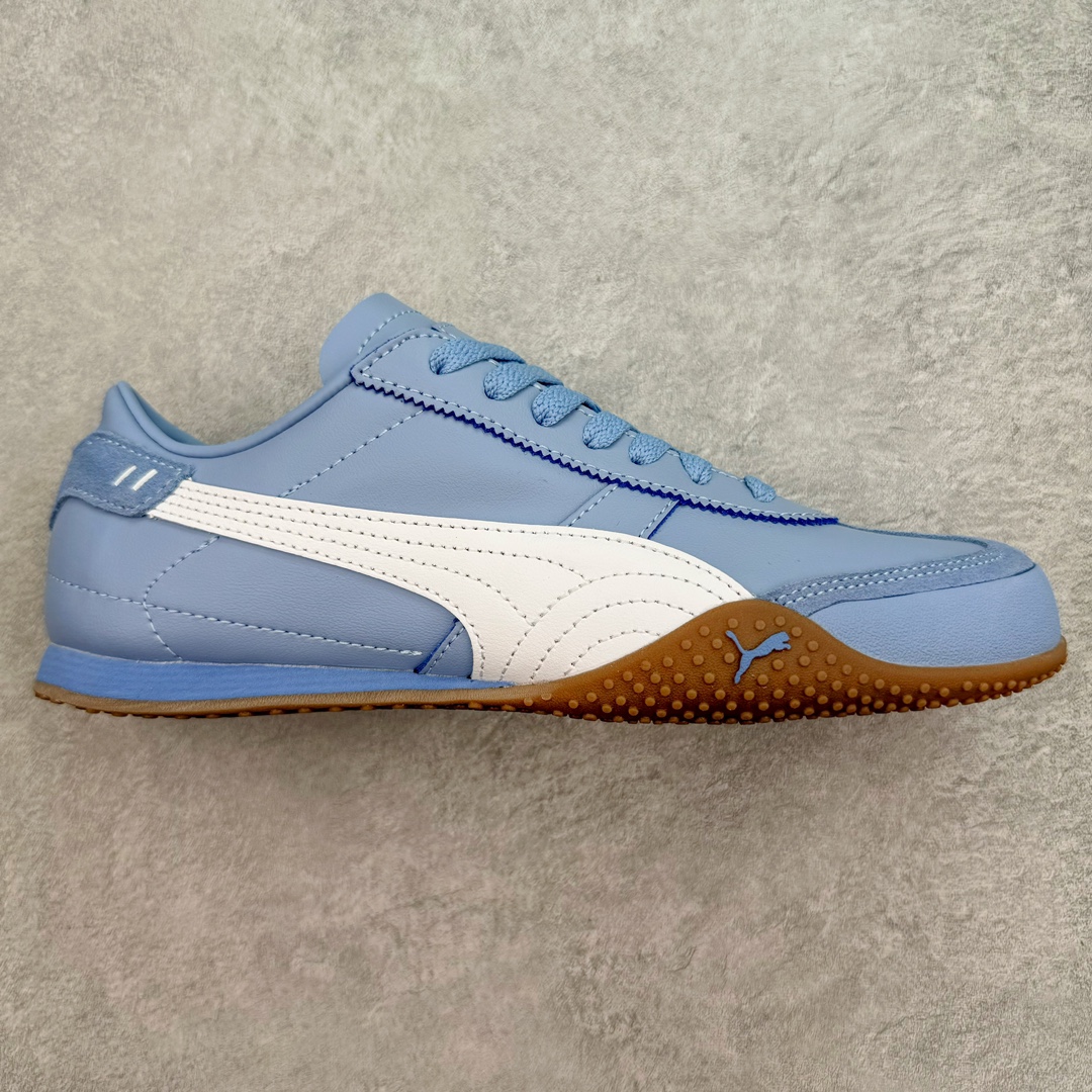 ＃GX PUMA Bella UT Low 彪马贝拉UT系列低帮薄底德训复古风经典百搭休闲慢跑鞋 继将 Speedcat OG 带回后，近日 Puma 再以品牌档案室的经典鞋型 Bella OG 为蓝本，推出契合时下薄底球鞋趋势的 Bella UT 鞋款。自 21 世纪初问世以来，Bella OG 鞋型以其独特的薄底设计和上翻外底设计收获了众多年轻拥趸，更是 PUMA DNA 中不可磨灭的经典。此番重新推出的 Bella UT 鞋款，整体鞋面采用上乘皮革材质，并延续 Formstrip 设计语言；鞋头处采用精致的包头设计，搭配麂皮材质提升质感；鞋底部分保留 Bella 鞋款标志性的薄底和点状橡胶外底，上翘的设计包裹鞋面；鞋舌与鞋跟分别点缀美洲狮 Logo 与品牌字母 Logo。值得一提的是，本次 Bella UT 鞋款搭载 SOFTFOAM+ 鞋垫，兼顾美学设计与穿着舒适度。而配色上则提供白、黄、蓝、银、粉五款颜色。尺码：35.5 36 37 37.5 38 39 39.5 40 40.5 41 42 42.5 43 44 44.5 45-选品中心