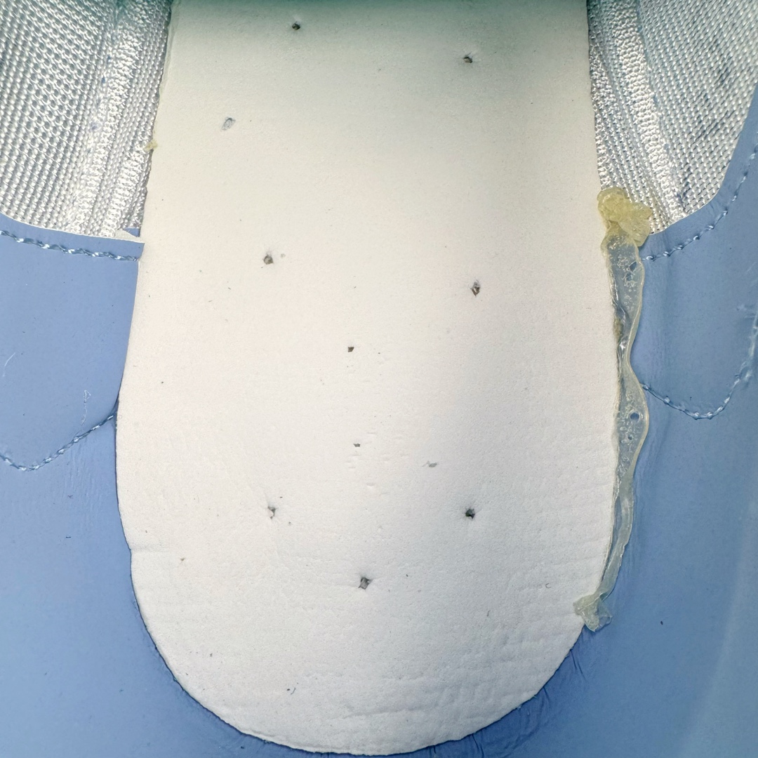 图片[10]-＃GX PUMA Bella UT Low 彪马贝拉UT系列低帮薄底德训复古风经典百搭休闲慢跑鞋 继将 Speedcat OG 带回后，近日 Puma 再以品牌档案室的经典鞋型 Bella OG 为蓝本，推出契合时下薄底球鞋趋势的 Bella UT 鞋款。自 21 世纪初问世以来，Bella OG 鞋型以其独特的薄底设计和上翻外底设计收获了众多年轻拥趸，更是 PUMA DNA 中不可磨灭的经典。此番重新推出的 Bella UT 鞋款，整体鞋面采用上乘皮革材质，并延续 Formstrip 设计语言；鞋头处采用精致的包头设计，搭配麂皮材质提升质感；鞋底部分保留 Bella 鞋款标志性的薄底和点状橡胶外底，上翘的设计包裹鞋面；鞋舌与鞋跟分别点缀美洲狮 Logo 与品牌字母 Logo。值得一提的是，本次 Bella UT 鞋款搭载 SOFTFOAM+ 鞋垫，兼顾美学设计与穿着舒适度。而配色上则提供白、黄、蓝、银、粉五款颜色。尺码：35.5 36 37 37.5 38 39 39.5 40 40.5 41 42 42.5 43 44 44.5 45-选品中心