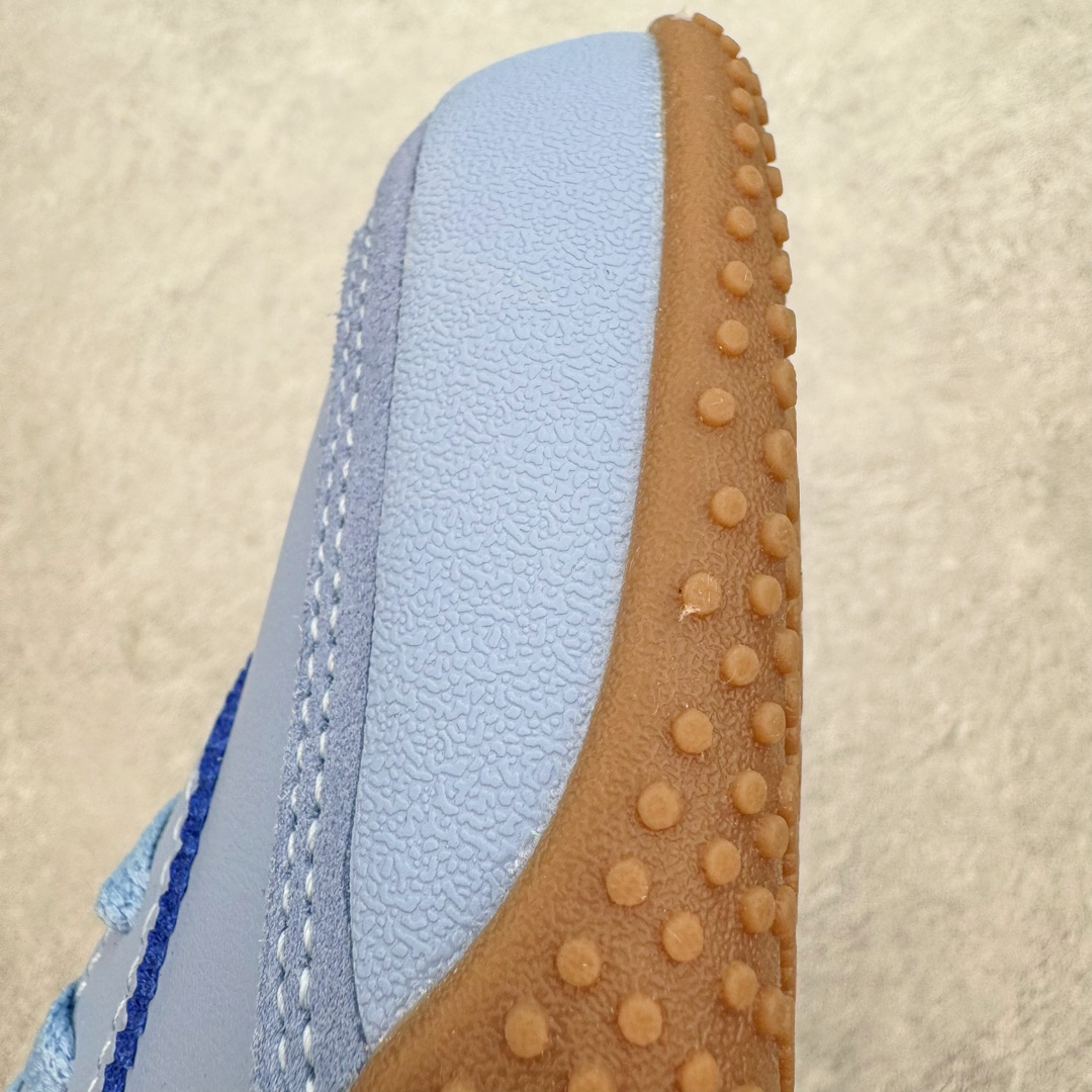 图片[16]-＃GX PUMA Bella UT Low 彪马贝拉UT系列低帮薄底德训复古风经典百搭休闲慢跑鞋 继将 Speedcat OG 带回后，近日 Puma 再以品牌档案室的经典鞋型 Bella OG 为蓝本，推出契合时下薄底球鞋趋势的 Bella UT 鞋款。自 21 世纪初问世以来，Bella OG 鞋型以其独特的薄底设计和上翻外底设计收获了众多年轻拥趸，更是 PUMA DNA 中不可磨灭的经典。此番重新推出的 Bella UT 鞋款，整体鞋面采用上乘皮革材质，并延续 Formstrip 设计语言；鞋头处采用精致的包头设计，搭配麂皮材质提升质感；鞋底部分保留 Bella 鞋款标志性的薄底和点状橡胶外底，上翘的设计包裹鞋面；鞋舌与鞋跟分别点缀美洲狮 Logo 与品牌字母 Logo。值得一提的是，本次 Bella UT 鞋款搭载 SOFTFOAM+ 鞋垫，兼顾美学设计与穿着舒适度。而配色上则提供白、黄、蓝、银、粉五款颜色。尺码：35.5 36 37 37.5 38 39 39.5 40 40.5 41 42 42.5 43 44 44.5 45-选品中心