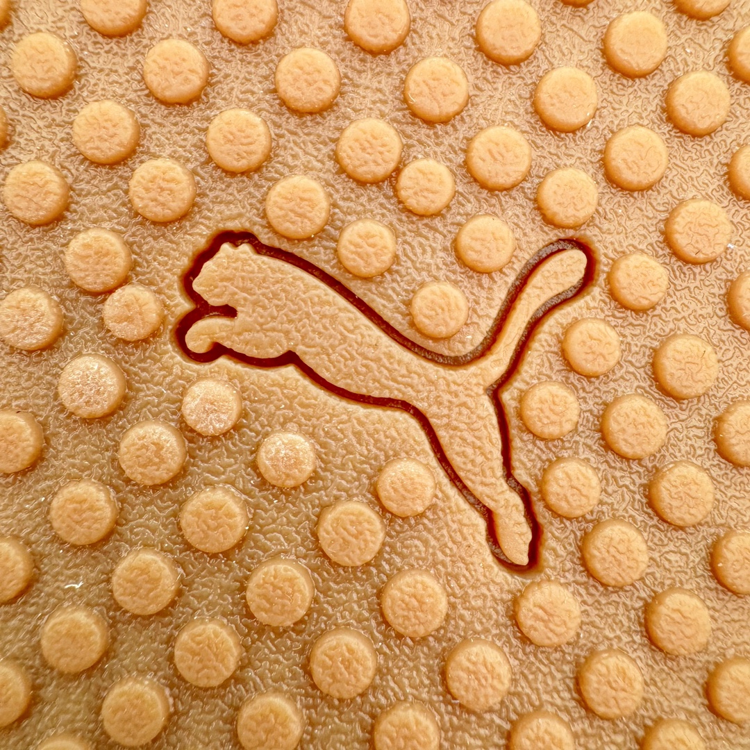 图片[19]-＃GX PUMA Bella UT Low 彪马贝拉UT系列低帮薄底德训复古风经典百搭休闲慢跑鞋 继将 Speedcat OG 带回后，近日 Puma 再以品牌档案室的经典鞋型 Bella OG 为蓝本，推出契合时下薄底球鞋趋势的 Bella UT 鞋款。自 21 世纪初问世以来，Bella OG 鞋型以其独特的薄底设计和上翻外底设计收获了众多年轻拥趸，更是 PUMA DNA 中不可磨灭的经典。此番重新推出的 Bella UT 鞋款，整体鞋面采用上乘皮革材质，并延续 Formstrip 设计语言；鞋头处采用精致的包头设计，搭配麂皮材质提升质感；鞋底部分保留 Bella 鞋款标志性的薄底和点状橡胶外底，上翘的设计包裹鞋面；鞋舌与鞋跟分别点缀美洲狮 Logo 与品牌字母 Logo。值得一提的是，本次 Bella UT 鞋款搭载 SOFTFOAM+ 鞋垫，兼顾美学设计与穿着舒适度。而配色上则提供白、黄、蓝、银、粉五款颜色。尺码：35.5 36 37 37.5 38 39 39.5 40 40.5 41 42 42.5 43 44 44.5 45-选品中心