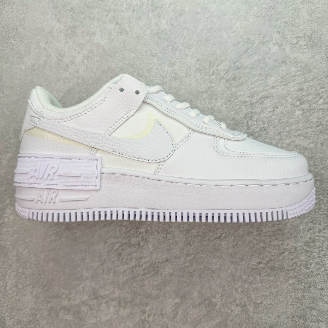NK WMNS Air Force 1 Shadow 全新少女系解构主义设计 空军一号马卡龙板鞋 鞋款以“双重swoosh标志叠加”为特色，在细节上呈现多层次的设计。以大胆的设计手法，重新演绎这些非凡而鲜明的经典元素，将它们以前卫又优雅的方式突显出来。在各种标志性特征之外又呈现新鲜设计。每一款新作都以女性受众为设计考量，承袭The 1s Reimagined女子鞋款之强势力量，同时坚定一个信念：真正的经典，是在不断的超越与重塑中延续的。尺码：35.5 36 36.5 37.5 38 38.5 39 40-选品中心