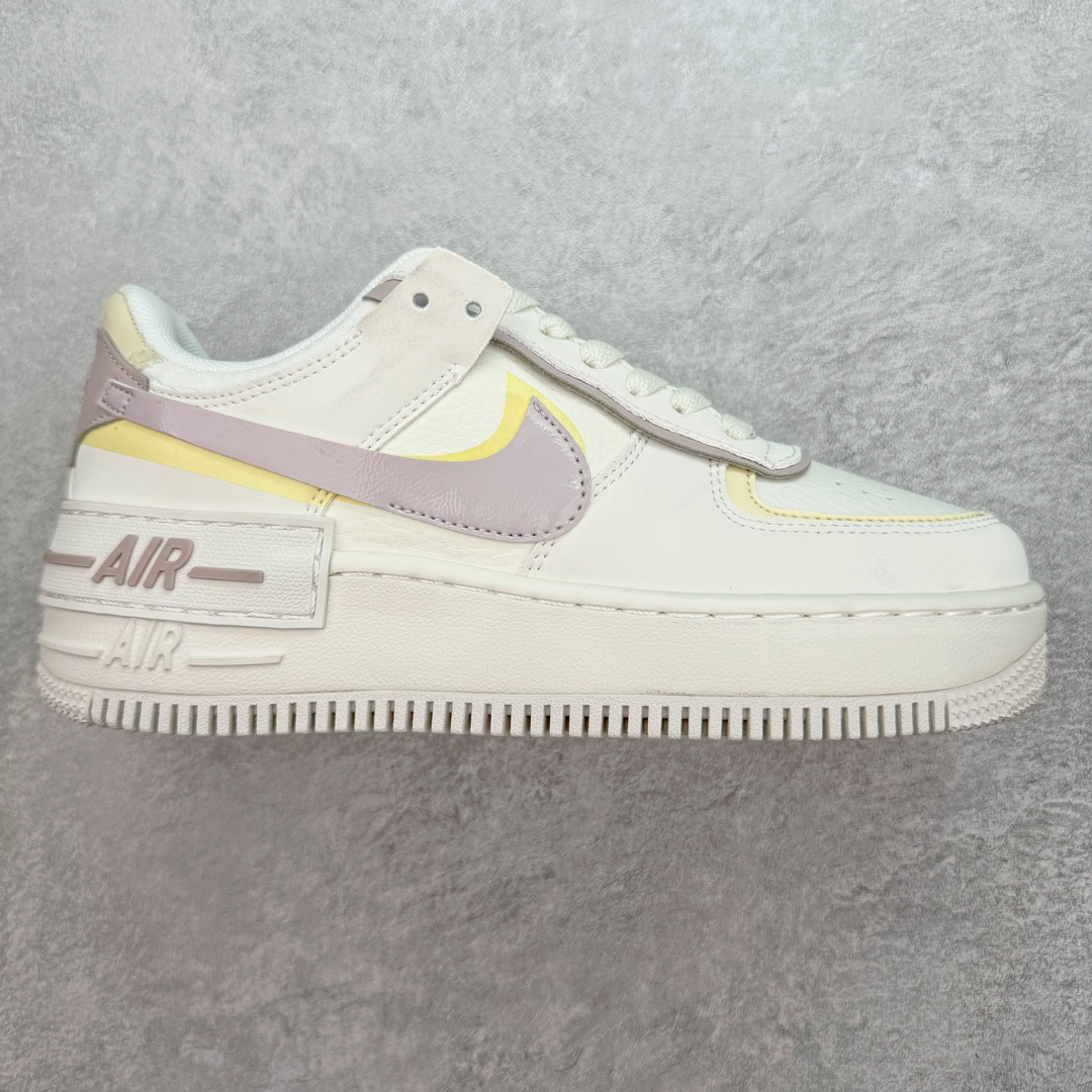 NK WMNS Air Force 1 Shadow 全新少女系解构主义设计 空军一号马卡龙板鞋 鞋款以“双重swoosh标志叠加”为特色，在细节上呈现多层次的设计。以大胆的设计手法，重新演绎这些非凡而鲜明的经典元素，将它们以前卫又优雅的方式突显出来。在各种标志性特征之外又呈现新鲜设计。每一款新作都以女性受众为设计考量，承袭The 1s Reimagined女子鞋款之强势力量，同时坚定一个信念：真正的经典，是在不断的超越与重塑中延续的。尺码：35.5 36 36.5 37.5 38 38.5 39 40-选品中心